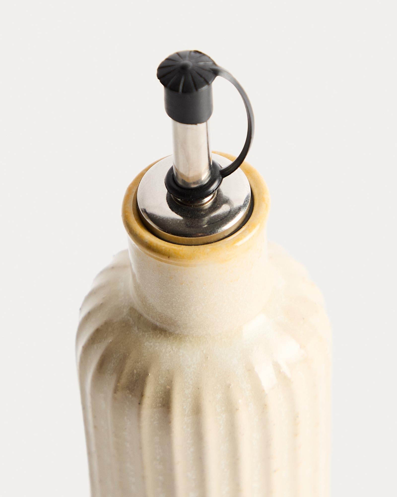 Elegante weiße Keramik-Ölflasche Belor von Kave Home, ideal für stilvolle Tischdekoration und praktische Verwendung in der Küche.