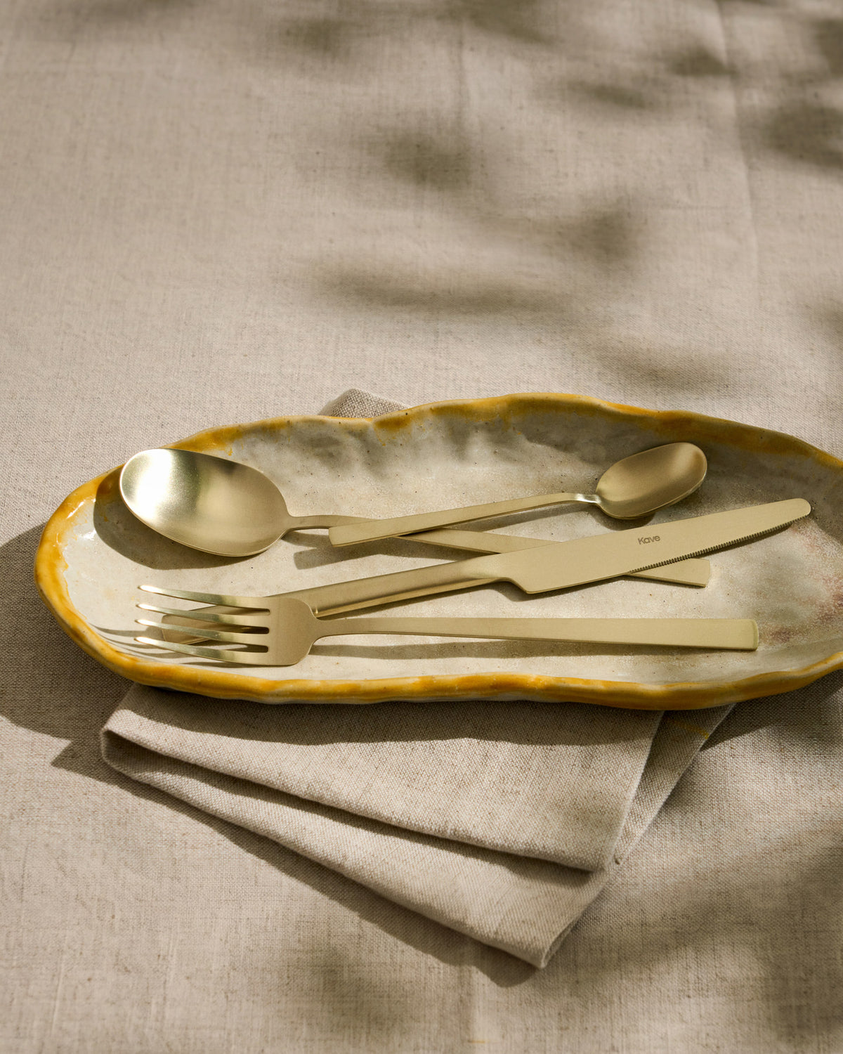 Tablett Belor aus Keramik in Weiss, 31,8 x 13 cm in Weiss, Gelb präsentiert im Onlineshop von KAQTU Design AG. Tablett ist von Kave Home