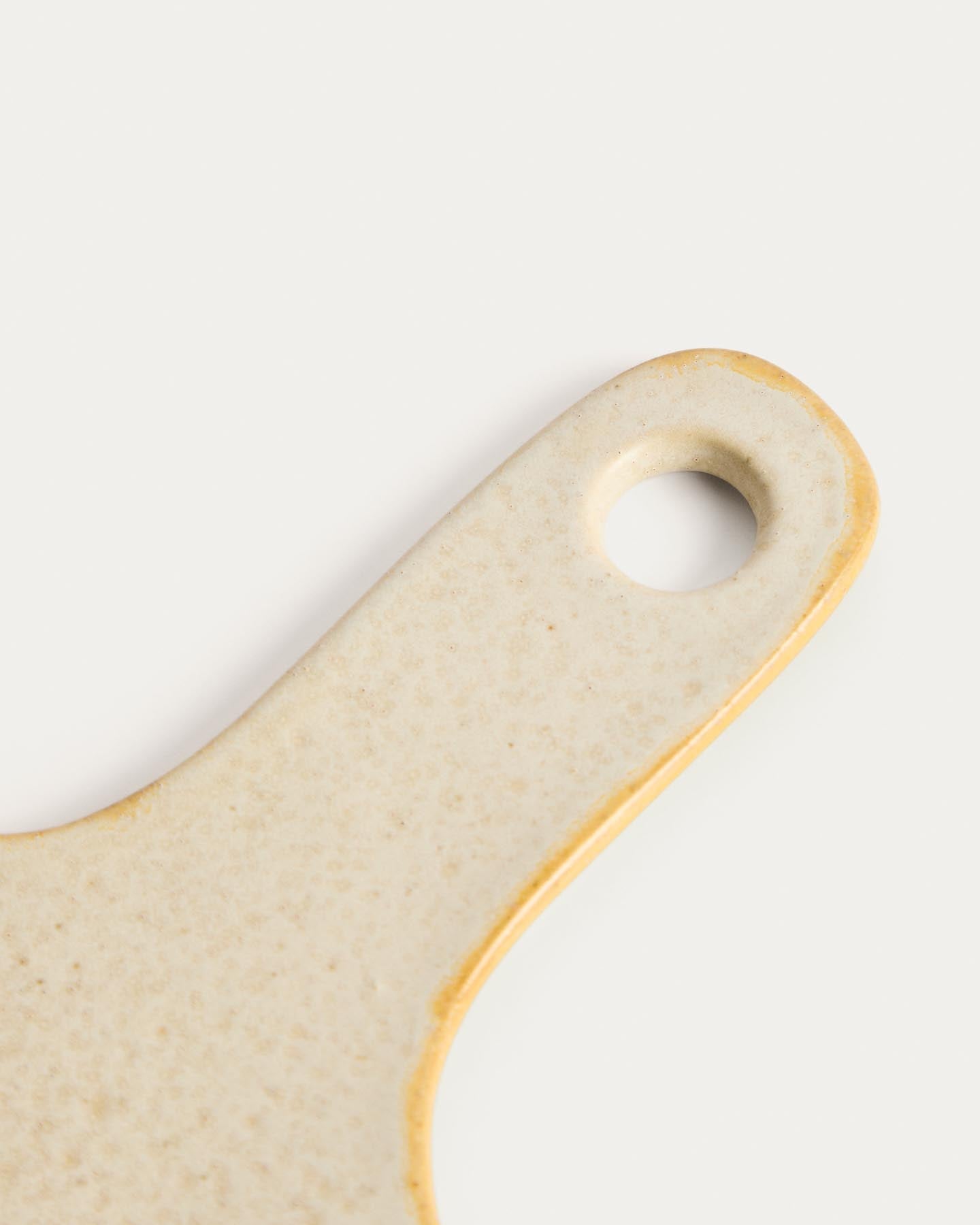 Servierbrett Belor aus Keramik in Weiss, 33 x 22,6 cm in Weiss präsentiert im Onlineshop von KAQTU Design AG. Servierplatten ist von Kave Home