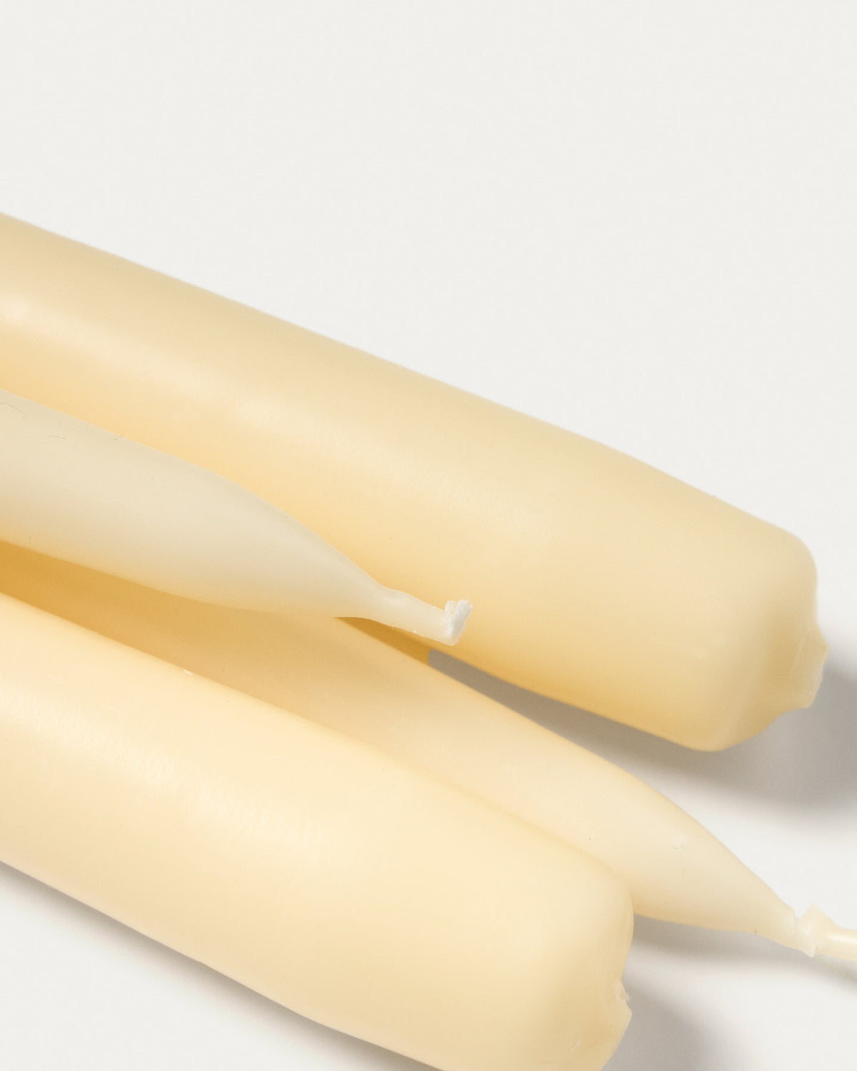 Set Talinen mit 4 weissen Kerzen in Weiss präsentiert im Onlineshop von KAQTU Design AG. Kerzen ist von Kave Home