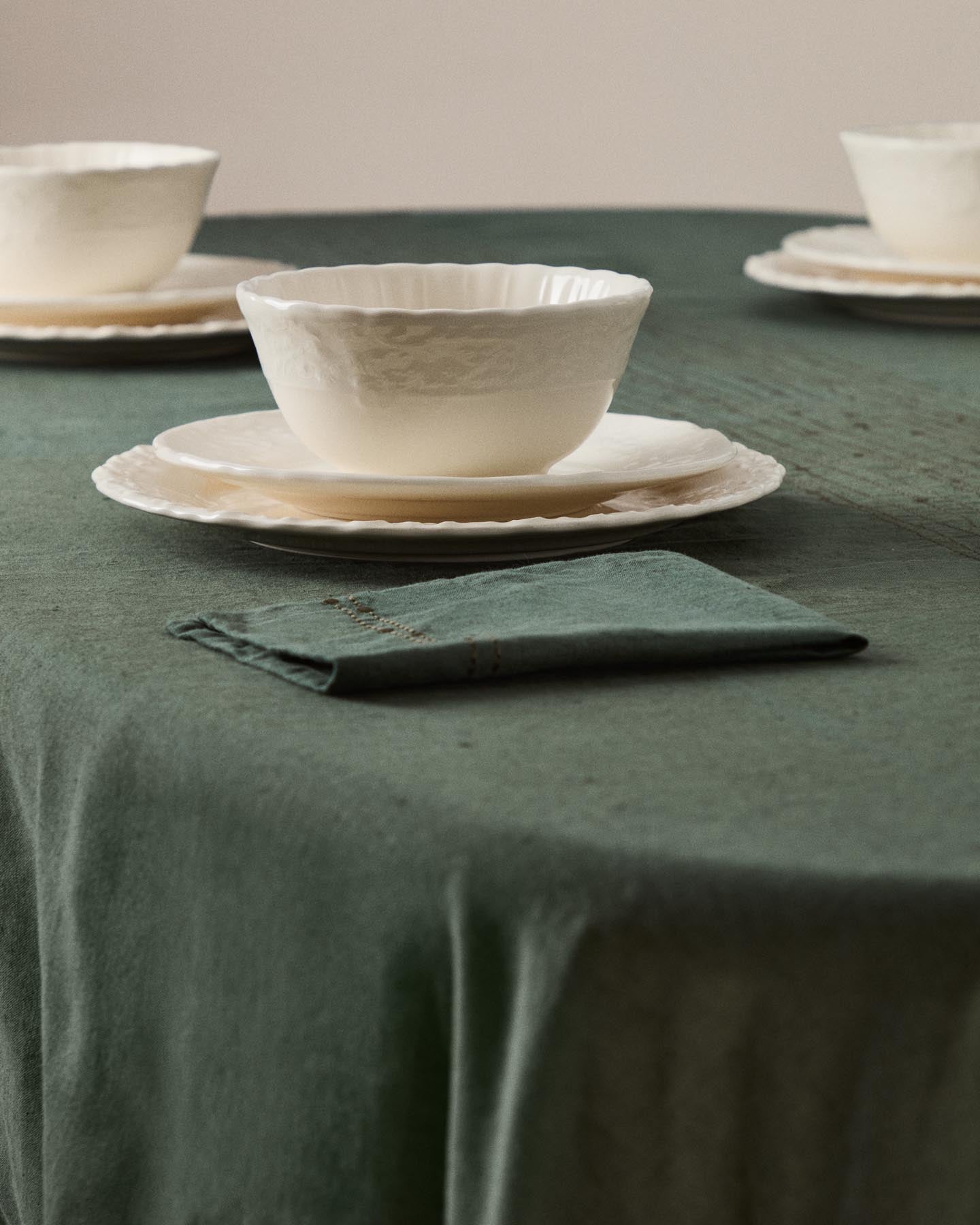 Flacher Teller Varla aus Keramik in Beige in Beige präsentiert im Onlineshop von KAQTU Design AG. Teller ist von Kave Home