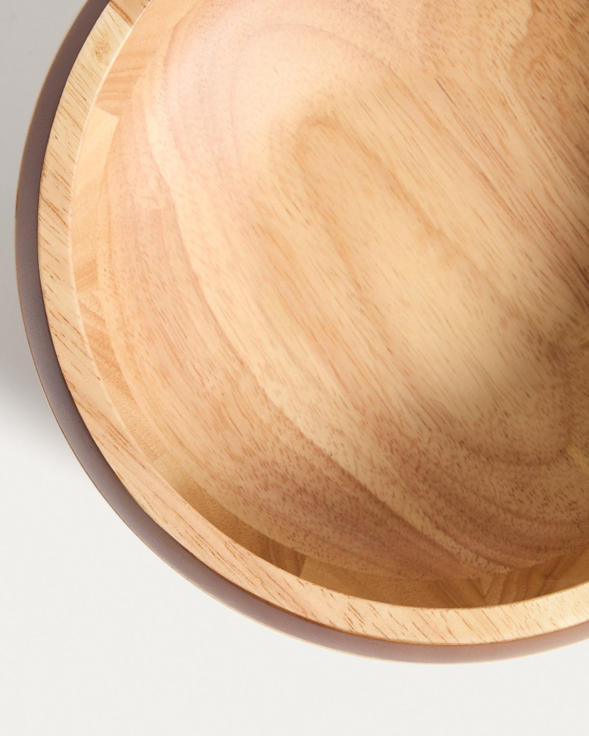 Grosse runde Schale aus Kautschukholz in Naturfarbe mit lackierter Oberfläche, Durchmesser 22 cm, Höhe 10 cm, sichtbare Holzmaserung.