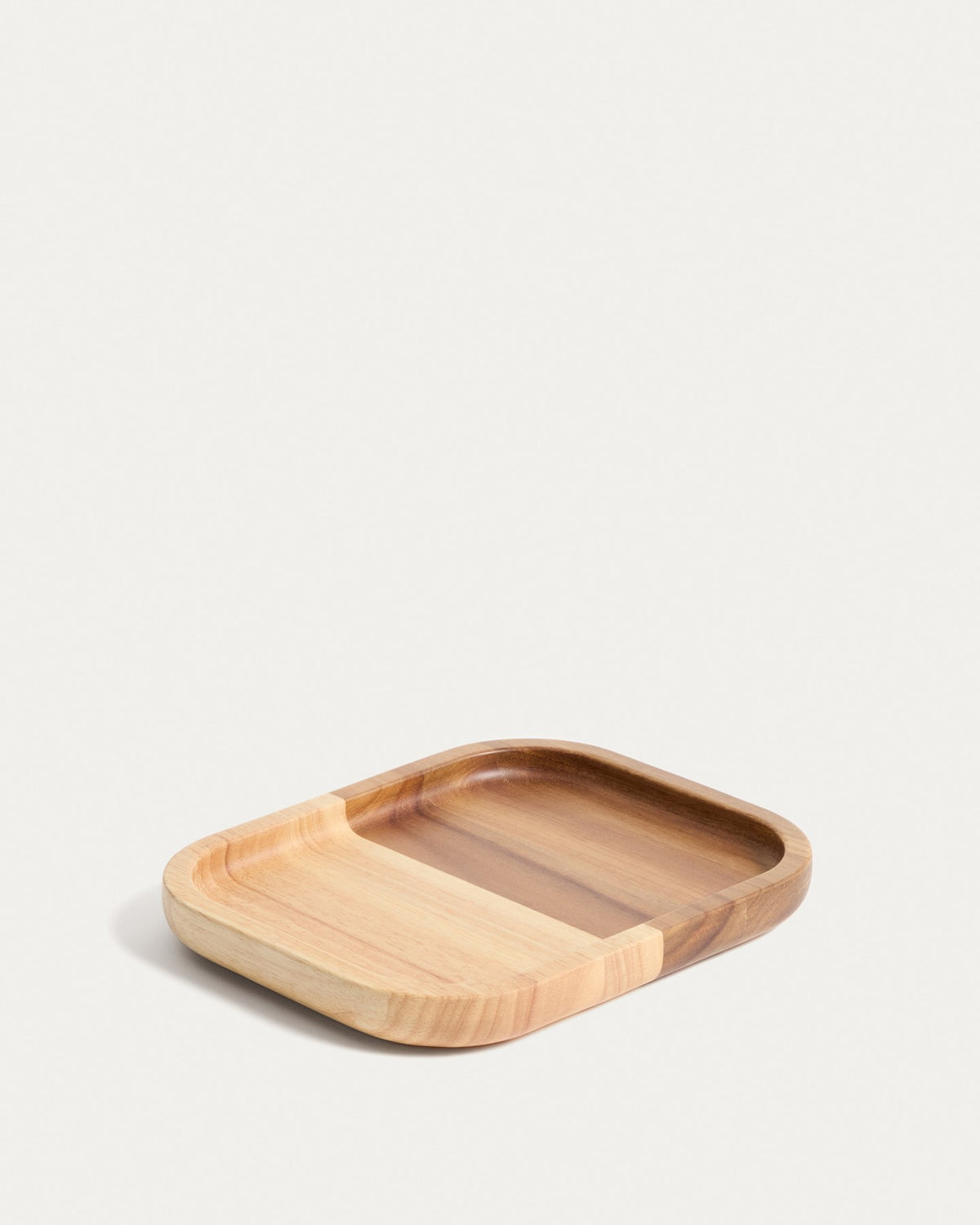 Holztablett Milvara aus Akazien- und Kautschukholz in Naturton, rechteckige Form mit abgerundeten Ecken, lackierte Oberfläche.