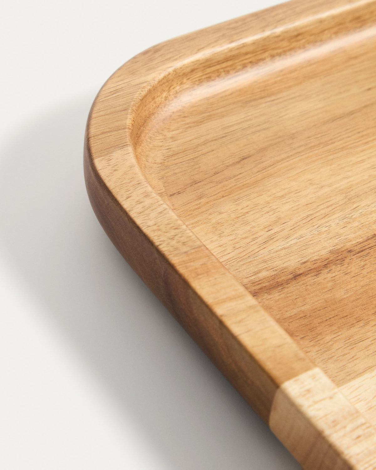 Holztablett Milvara aus Akazien- und Kautschukholz in Naturton, rechteckige Form mit abgerundeten Ecken, lackierte Oberfläche.