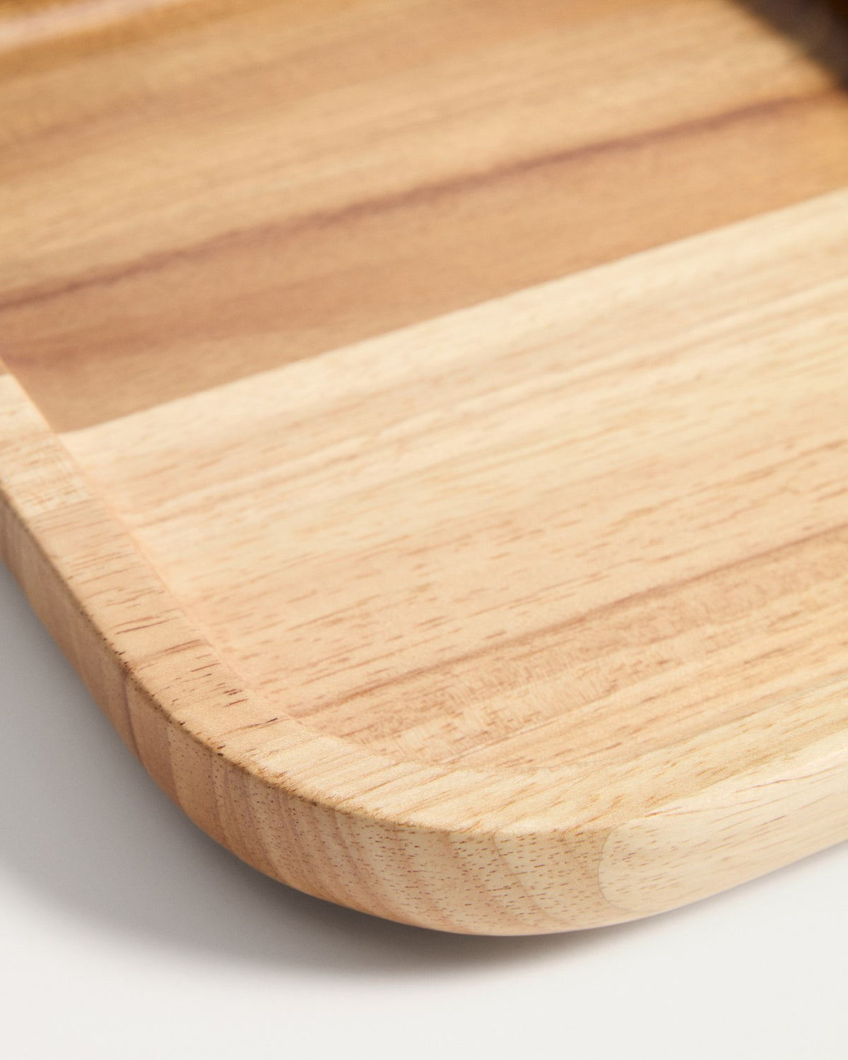 Holztablett Milvara aus Akazien- und Kautschukholz in Naturton, rechteckige Form mit abgerundeten Ecken, lackierte Oberfläche.