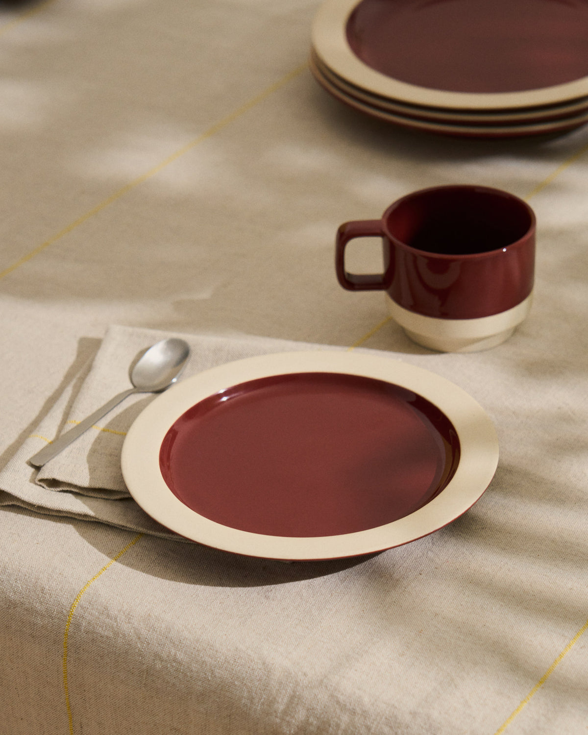 Set Ulaen mit 2 Servietten aus Baumwolle und Leinen in Beige mit gelben Streifen, 35 x 35 cm in Beige präsentiert im Onlineshop von KAQTU Design AG. Servietten ist von Kave Home