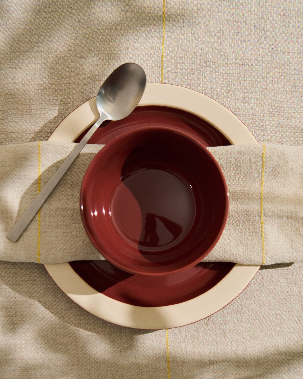 Set Ulaen mit 2 Servietten aus Baumwolle und Leinen in Beige mit gelben Streifen, 35 x 35 cm in Beige präsentiert im Onlineshop von KAQTU Design AG. Servietten ist von Kave Home