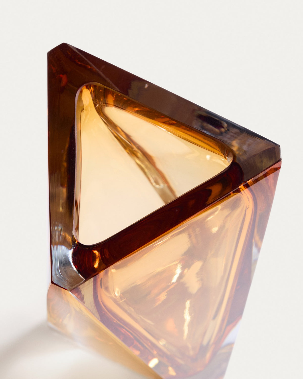 Bernsteinfarbene Glasvase Uconi von Kave Home mit facettierter Oberfläche und schlanker Form, Höhe 31 cm, aus mundgeblasenem Glas gefertigt.