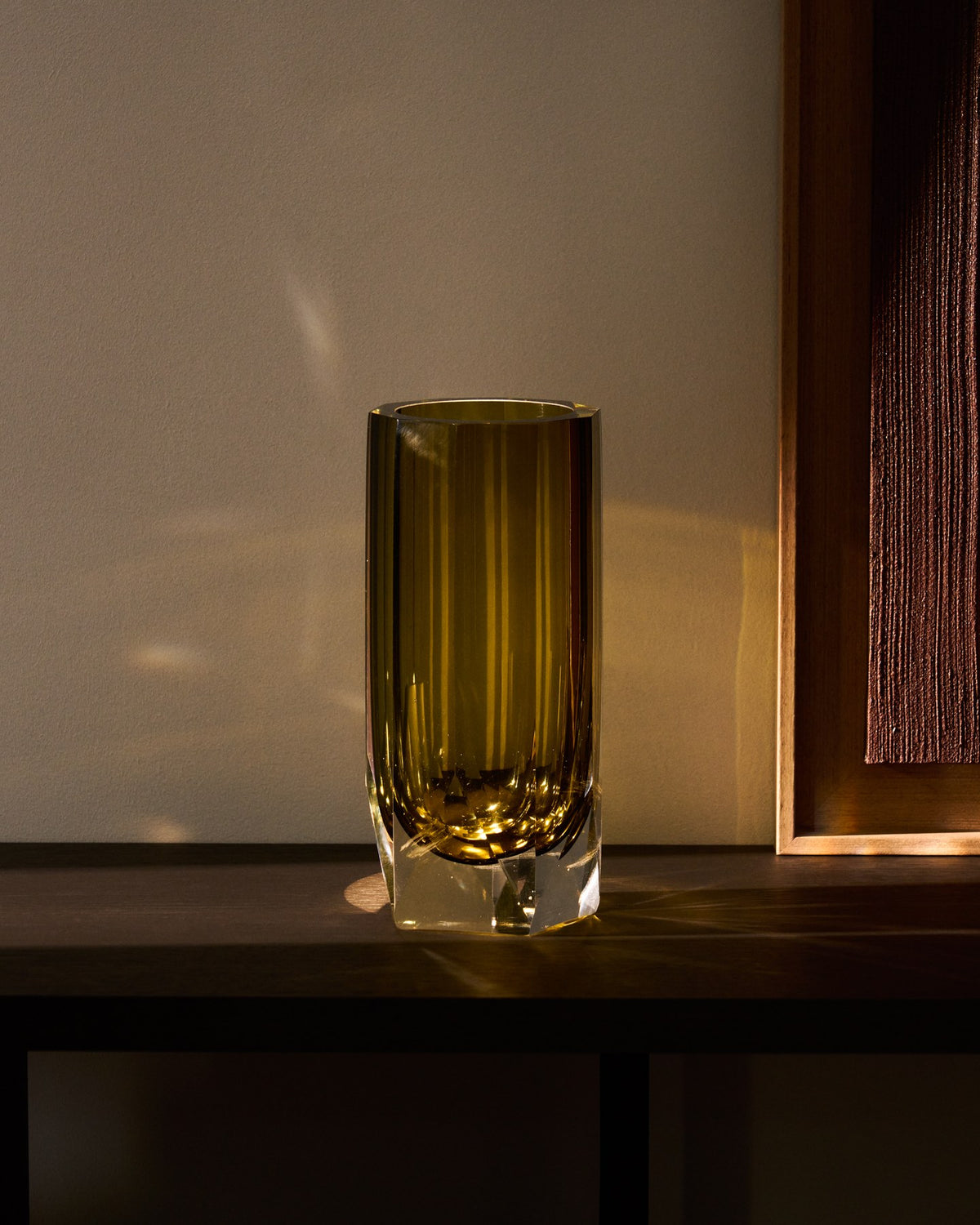 Facettierte Vase Uconi aus hellgrünem, mundgeblasenem Glas mit runder Öffnung, Höhe 26 cm, Durchmesser 11.5 cm, von Kave Home.