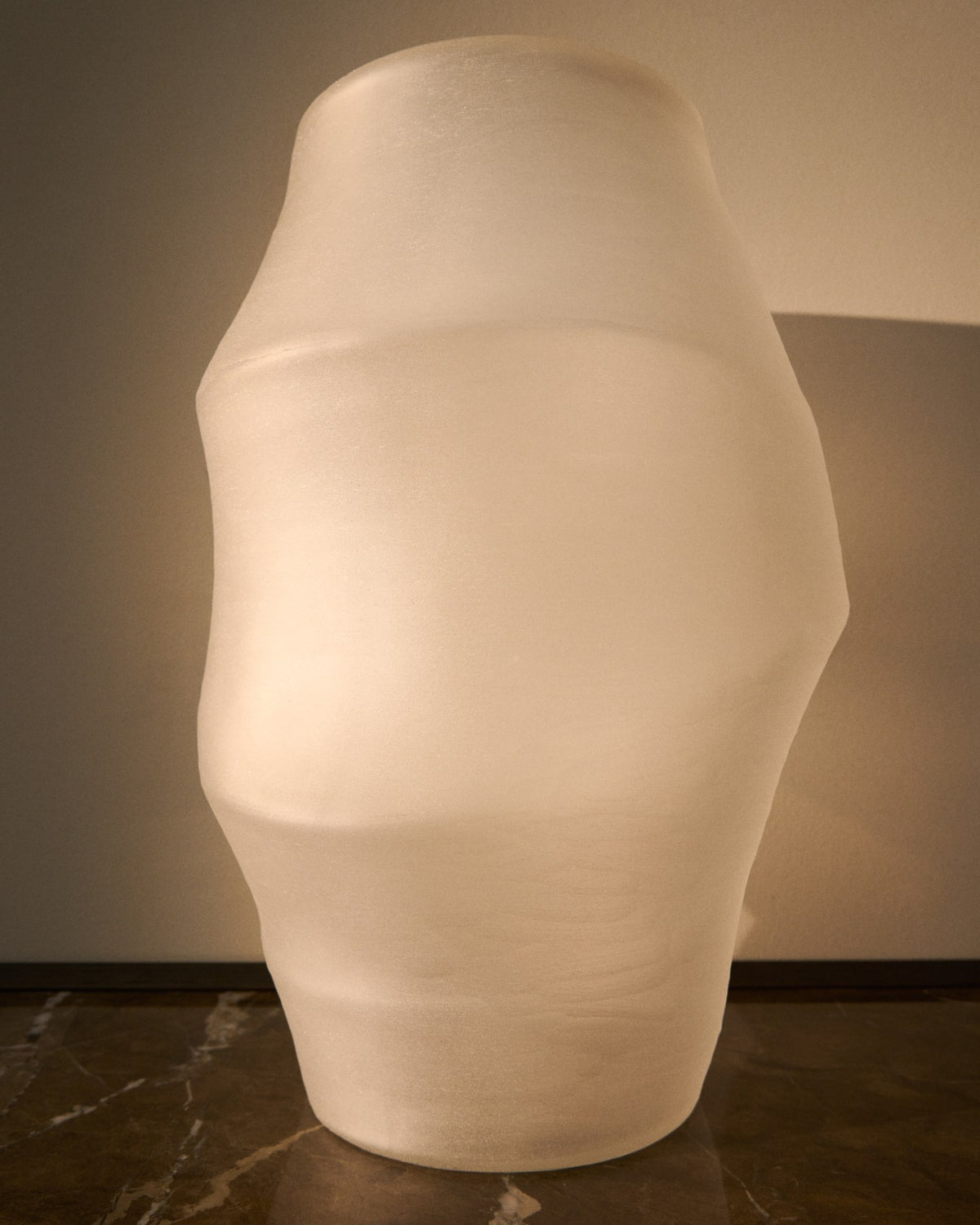 Weisse Vase Neluo aus mattiertem Opalglas mit unregelmässiger, mundgeblasener Form, Höhe 49 cm, auf neutralem Hintergrund.