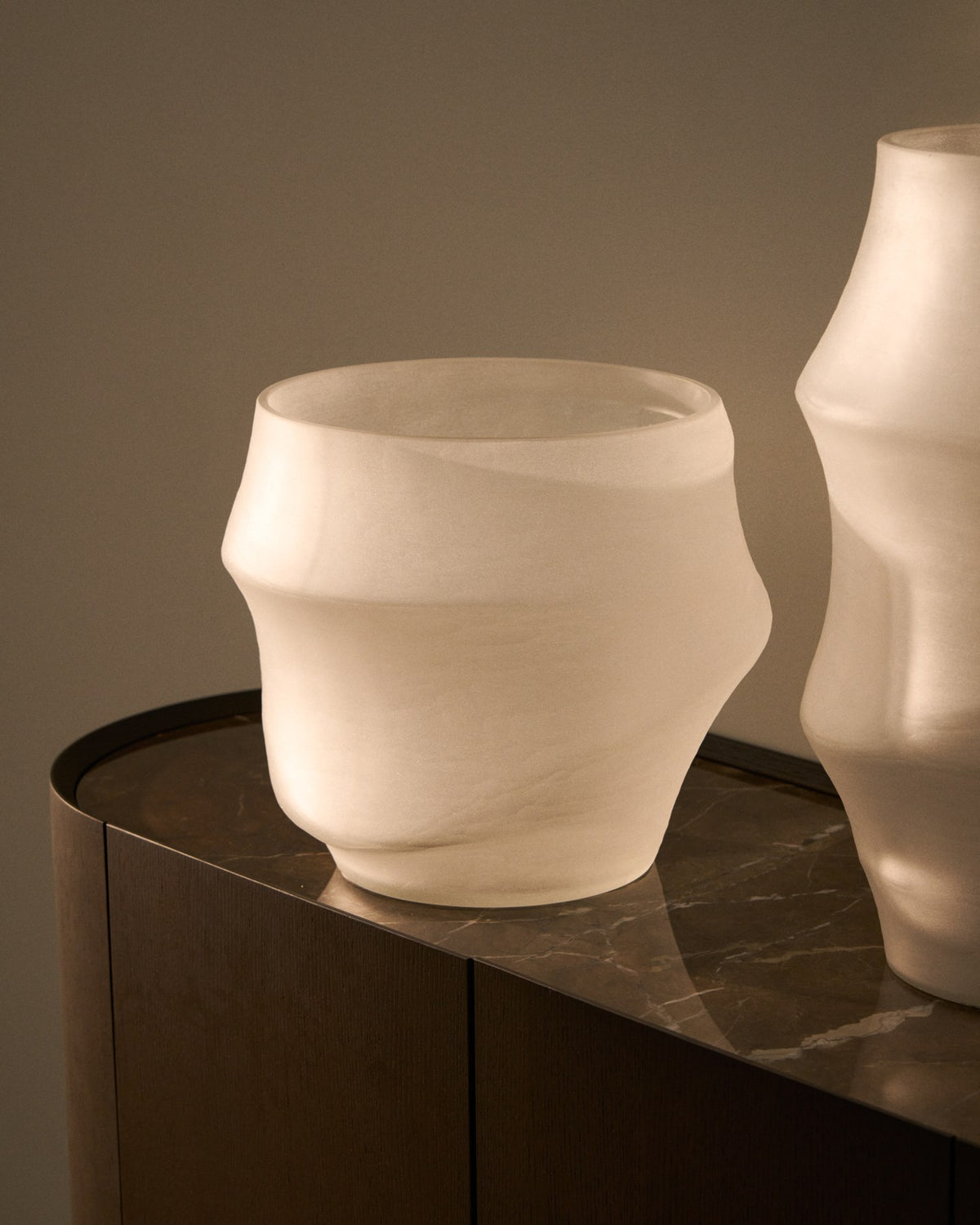 Weisse Vase Neluo aus mundgeblasenem Opalglas mit mattierter Oberfläche und unregelmässiger Form, Höhe 31,5 cm, Öffnung 28 cm Durchmesser.