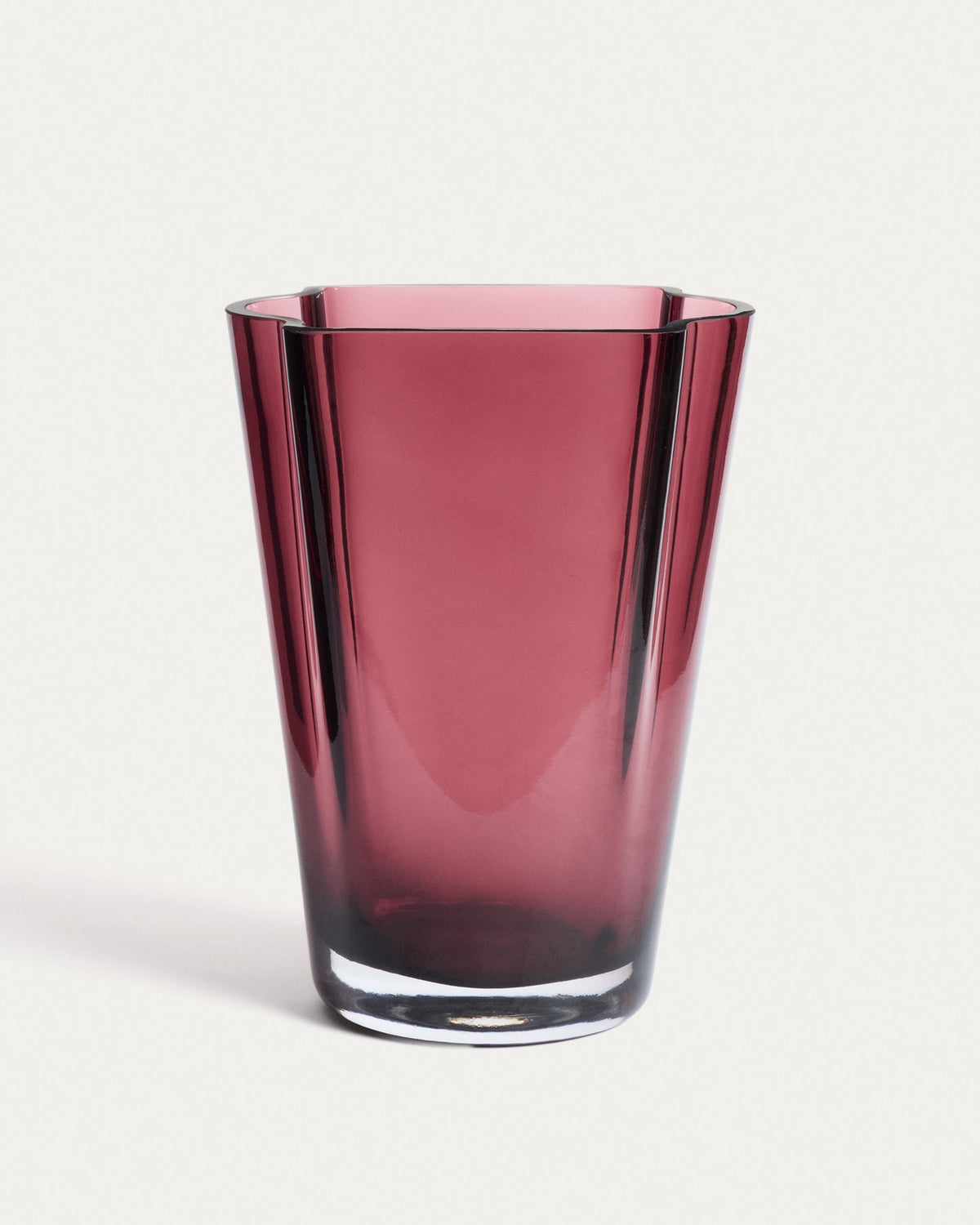 Burgunderrote Glasvase Uconi von Kave Home, 35 cm hoch, mit facettierter Oberfläche und dickem, mundgeblasenem Glas.