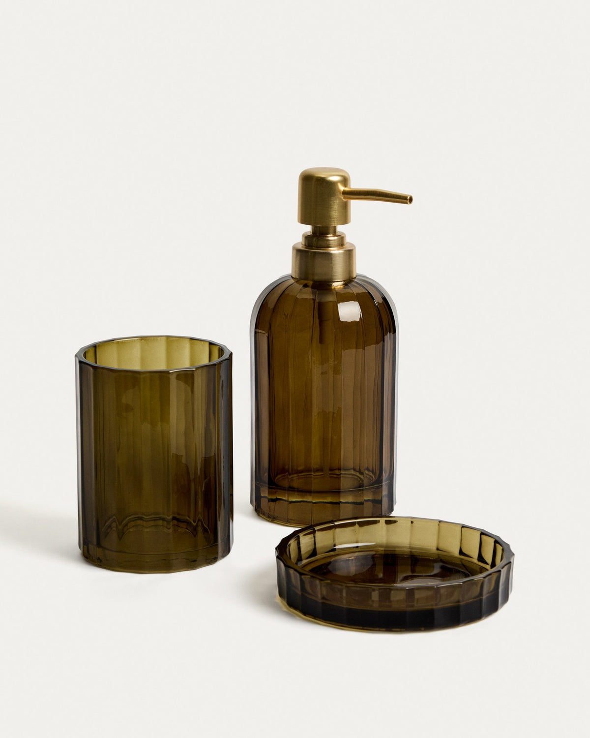 Seifenschale aus grünem Glas mit farbiger Oberfläche, schlichte runde Form, stehend auf ebener Fläche im Badezimmer, Badzubehör von Kave Home.