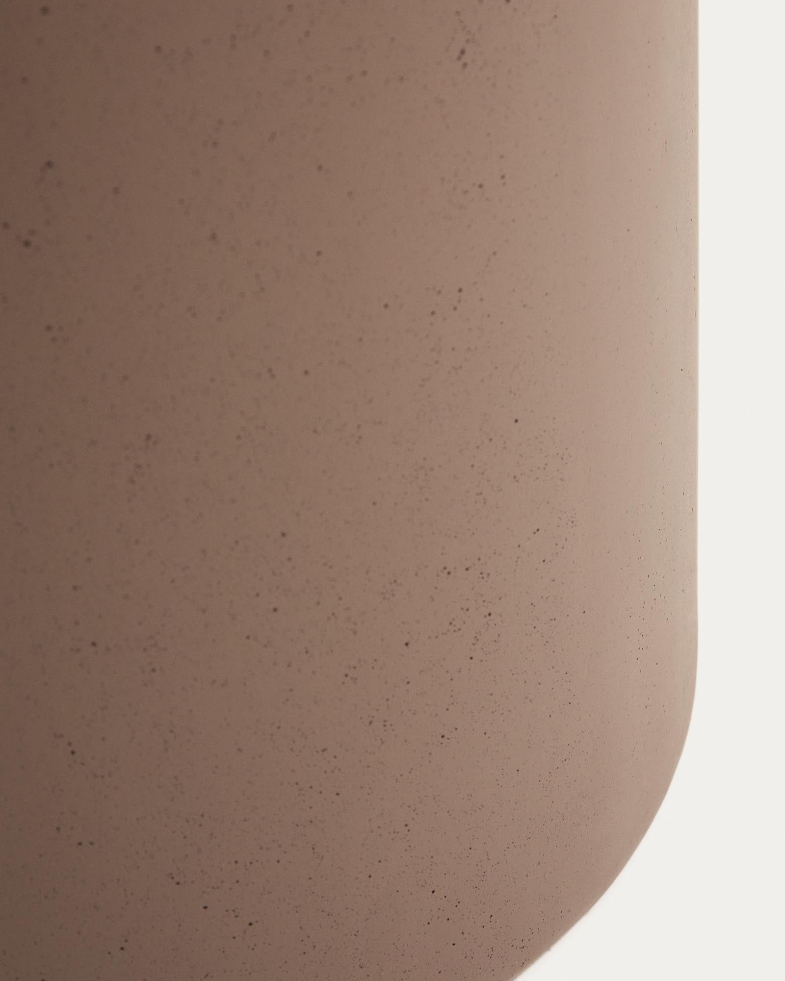 Blumentopf Aiguablava aus braunem Zement, Ø 52 cm in Braun präsentiert im Onlineshop von KAQTU Design AG. Pflanzentopf Outdoor ist von Kave Home