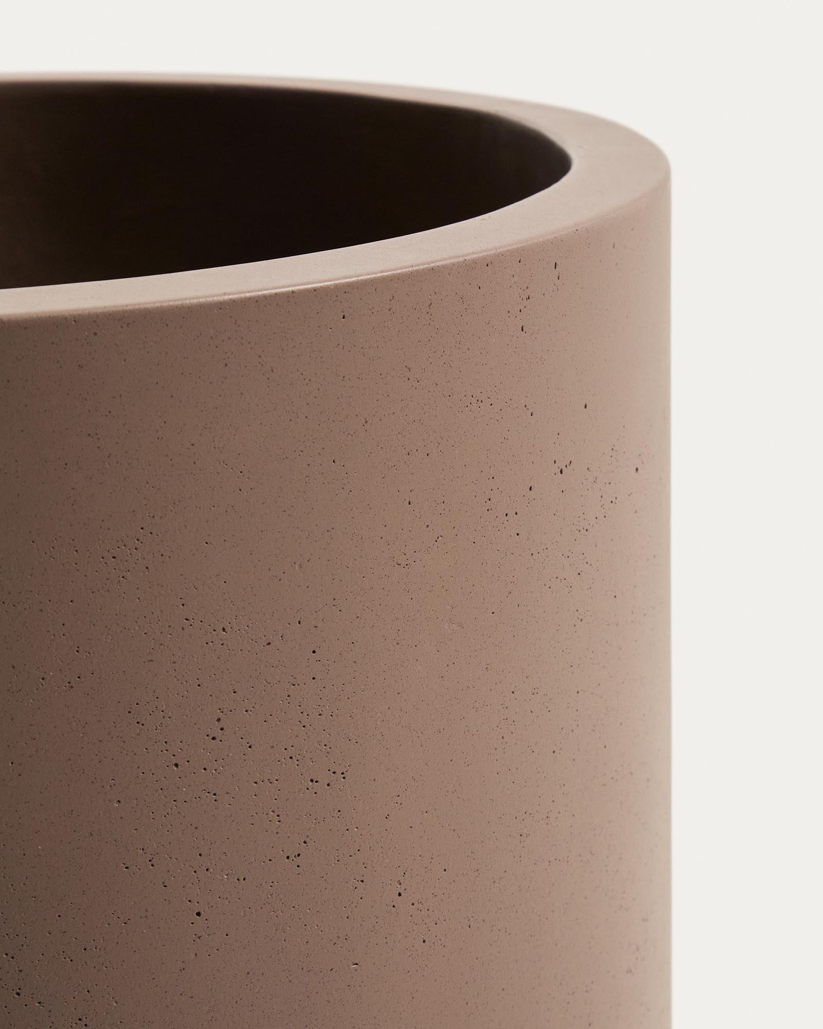 Blumentopf Aiguablava aus braunem Zement, Ø 42 cm in Braun präsentiert im Onlineshop von KAQTU Design AG. Pflanzentopf Outdoor ist von Kave Home