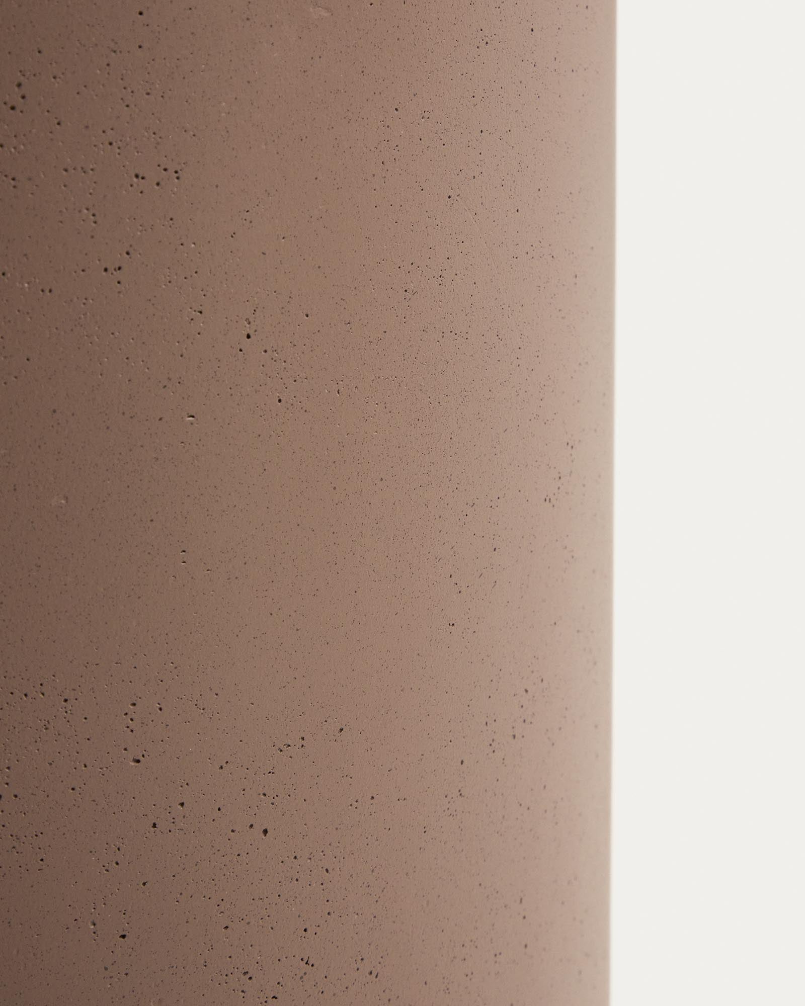 Blumentopf Aiguablava aus braunem Zement, Ø 42 cm in Braun präsentiert im Onlineshop von KAQTU Design AG. Pflanzentopf Outdoor ist von Kave Home