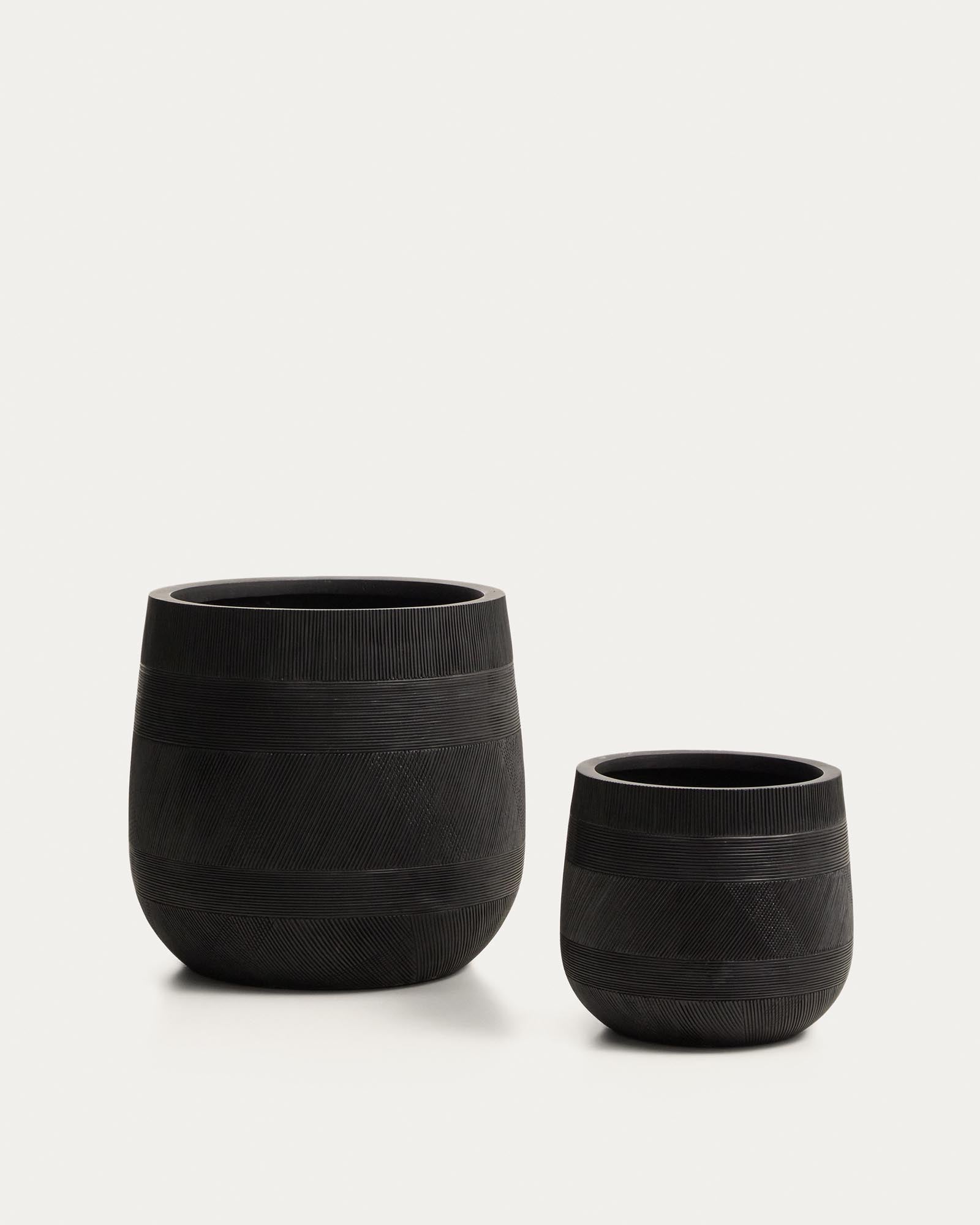 Set Tival mit zwei schwarzen Blumentöpfen in Zementoptik, Ø 50 cm/Ø 34 cm in Schwarz präsentiert im Onlineshop von KAQTU Design AG. Pflanzentopf Outdoor ist von Kave Home