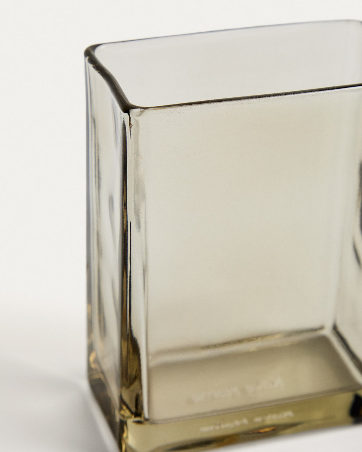 Zahnbürstenhalter aus hellbraunem, durchscheinendem Glas mit geradliniger Form, für die Badablage geeignet.