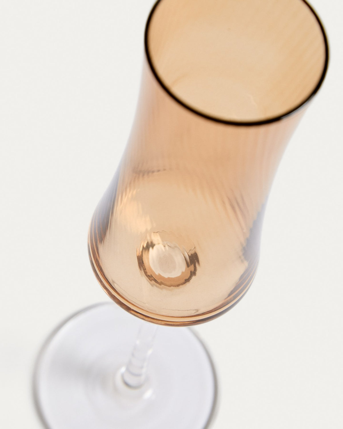 Hellorangefarbenes Sektglas aus Bernsteinglas mit dezentem Relief, schlanke Form, Fassungsvermögen 15 cl, Material 100% Glas.