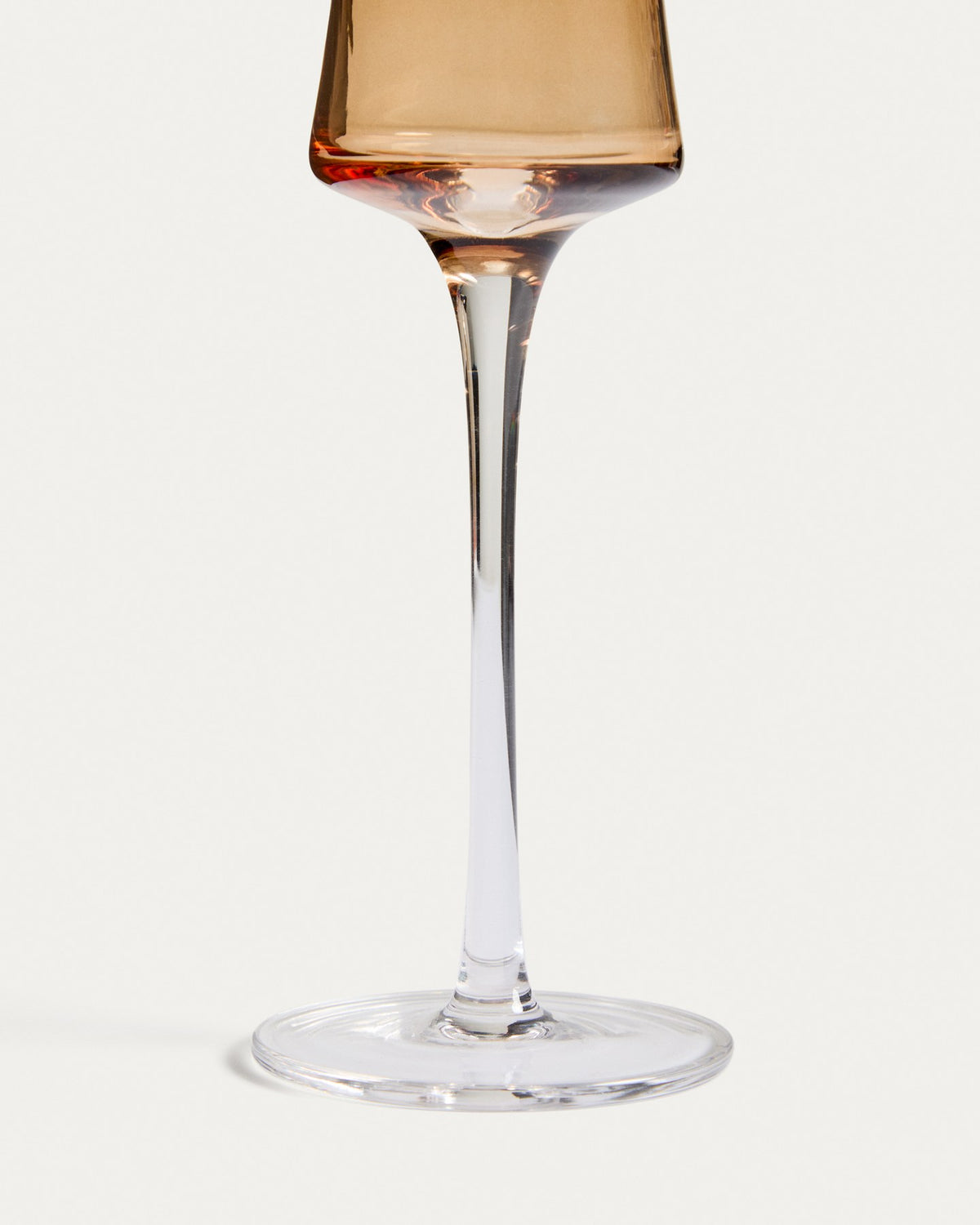 Hellorangefarbenes Sektglas aus Bernsteinglas mit dezentem Relief, schlanke Form, Fassungsvermögen 15 cl, Material 100% Glas.