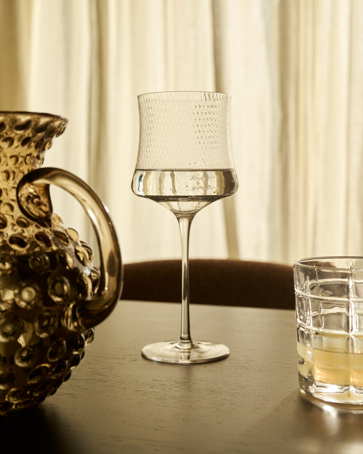 Transparentes Sektglas Alori aus Glas mit feinem Relief, schlanke Silhouette, Fassungsvermögen 46 cl, Kave Home.