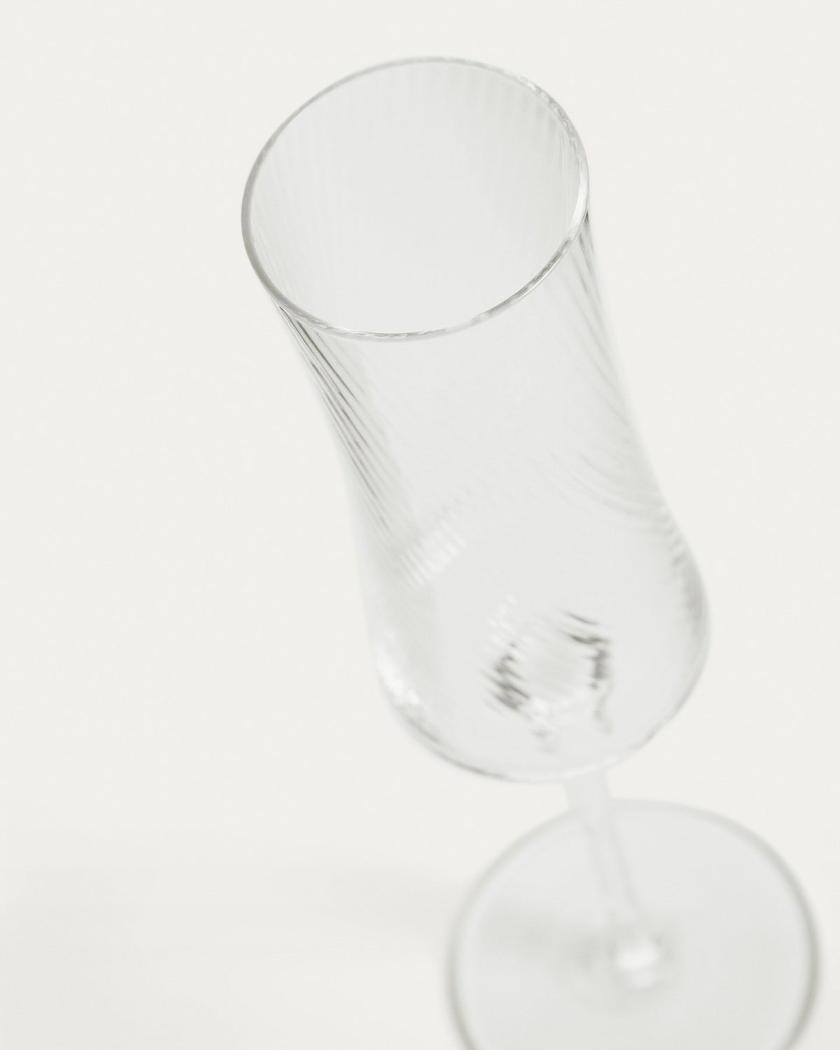 Transparentes Weinglas Alori aus Klarglas mit feinem Relief, schlanke Form, Fassungsvermögen 15 cl, Höhe 25 cm.
