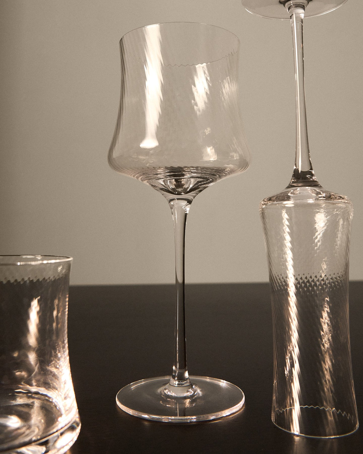 Transparentes Weinglas Alori aus Klarglas mit feinem Relief, schlanke Form, Fassungsvermögen 15 cl, Höhe 25 cm.