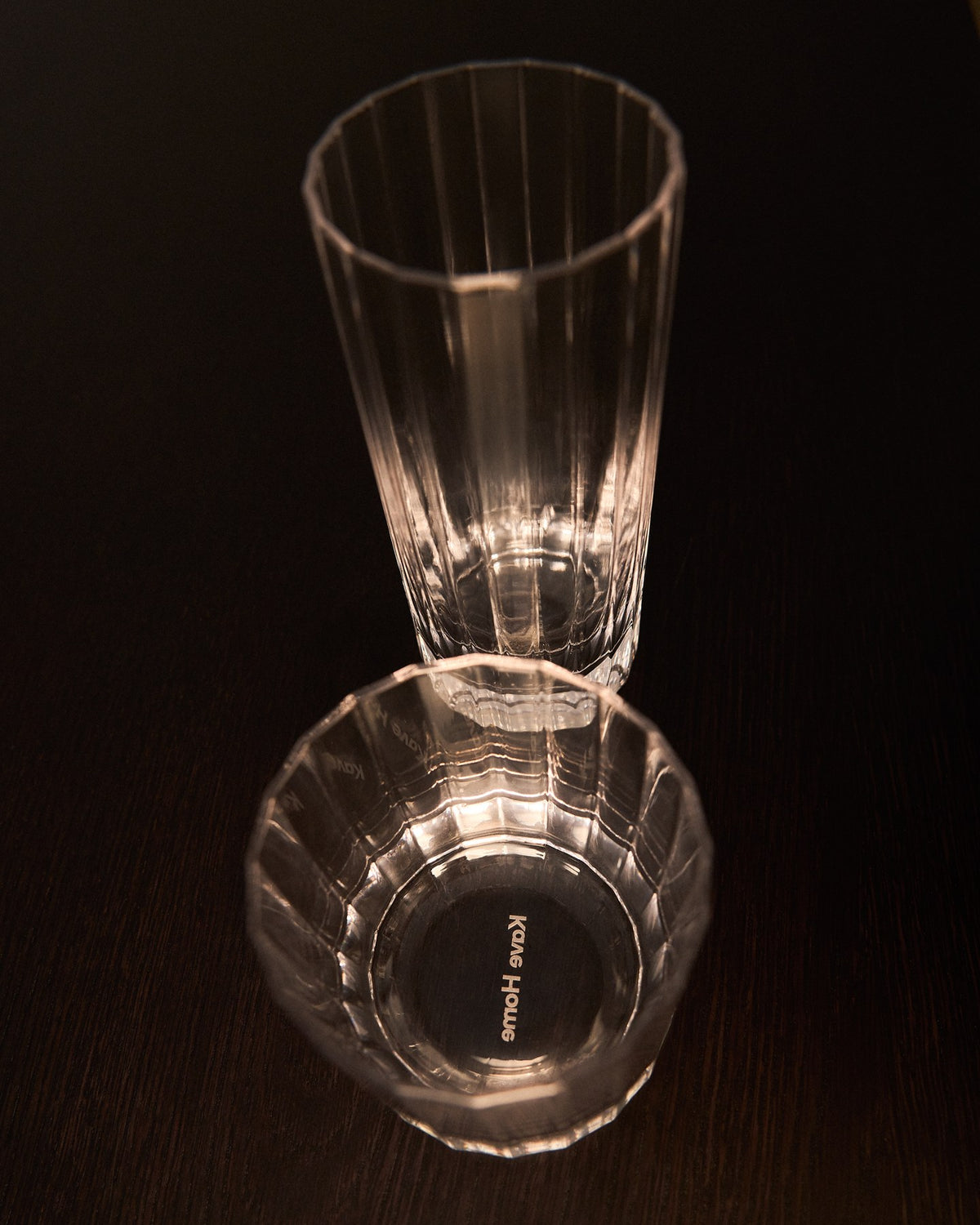 Transparentes Glas aus Klarglas mit vertikalem, geschliffenem Relief-Muster, Fassungsvermögen 30 cl, von Kave Home.