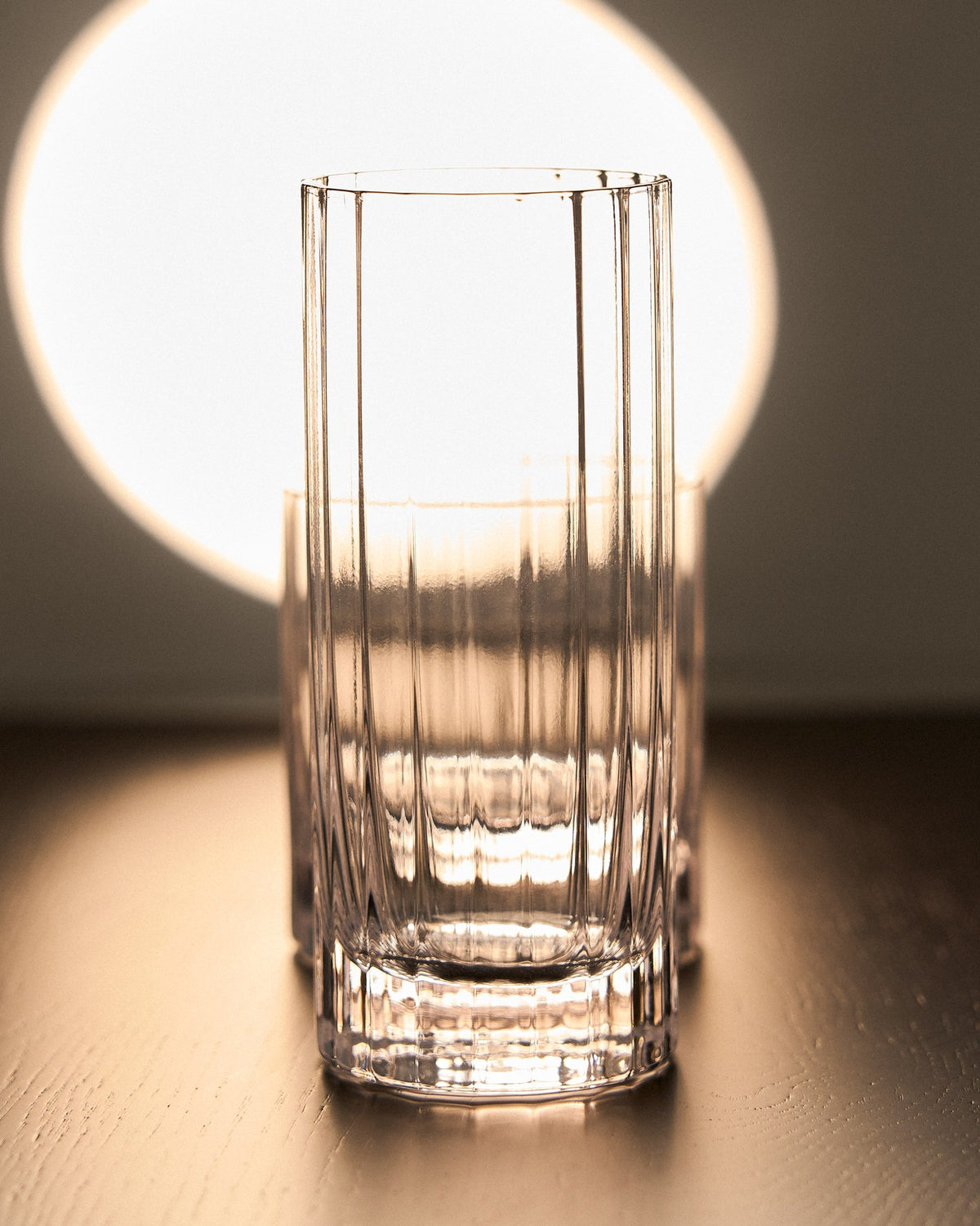 Transparentes Glas aus Klarglas mit vertikalem, geschliffenem Relief-Muster, Fassungsvermögen 30 cl, von Kave Home.