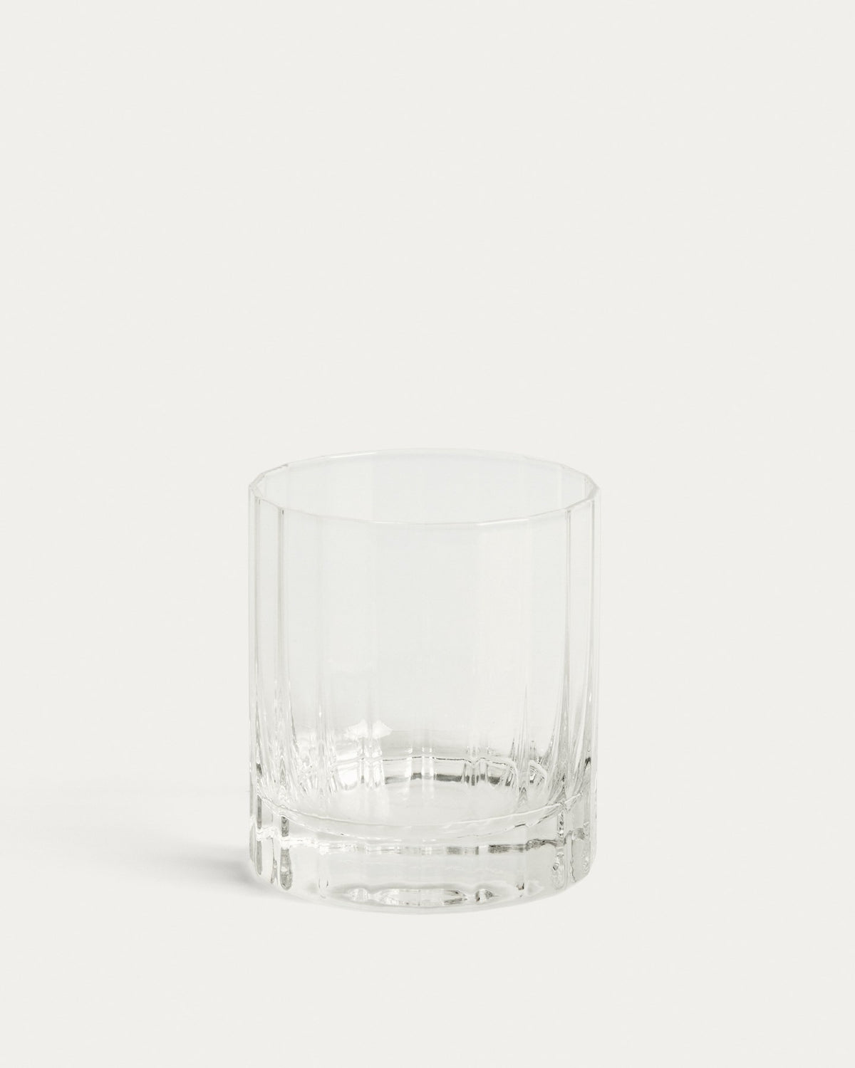 Transparentes Glas aus Klarglas mit vertikalem, geschliffenem Relief-Muster, Fassungsvermögen 30 cl, von Kave Home.