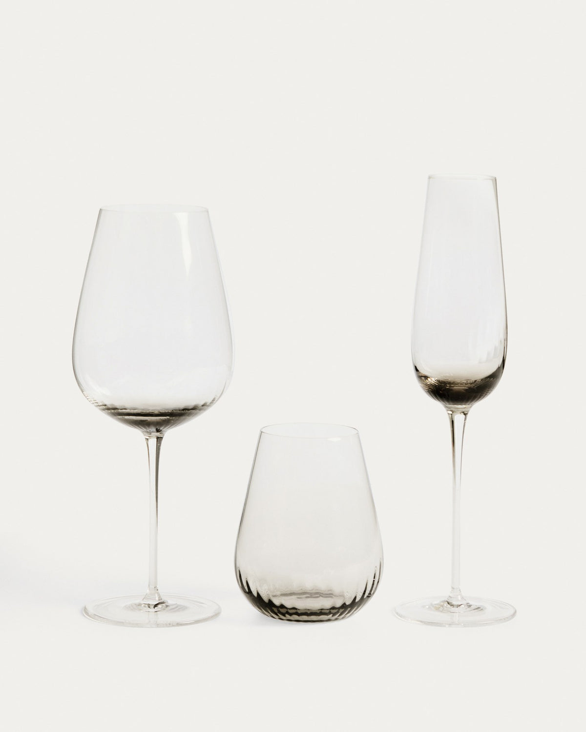 Weinglas Davel von Kave Home aus 100% Glas in Hellgrau mit abgerundeter Basis und grauem Boden, Fassungsvermögen 58 cl.