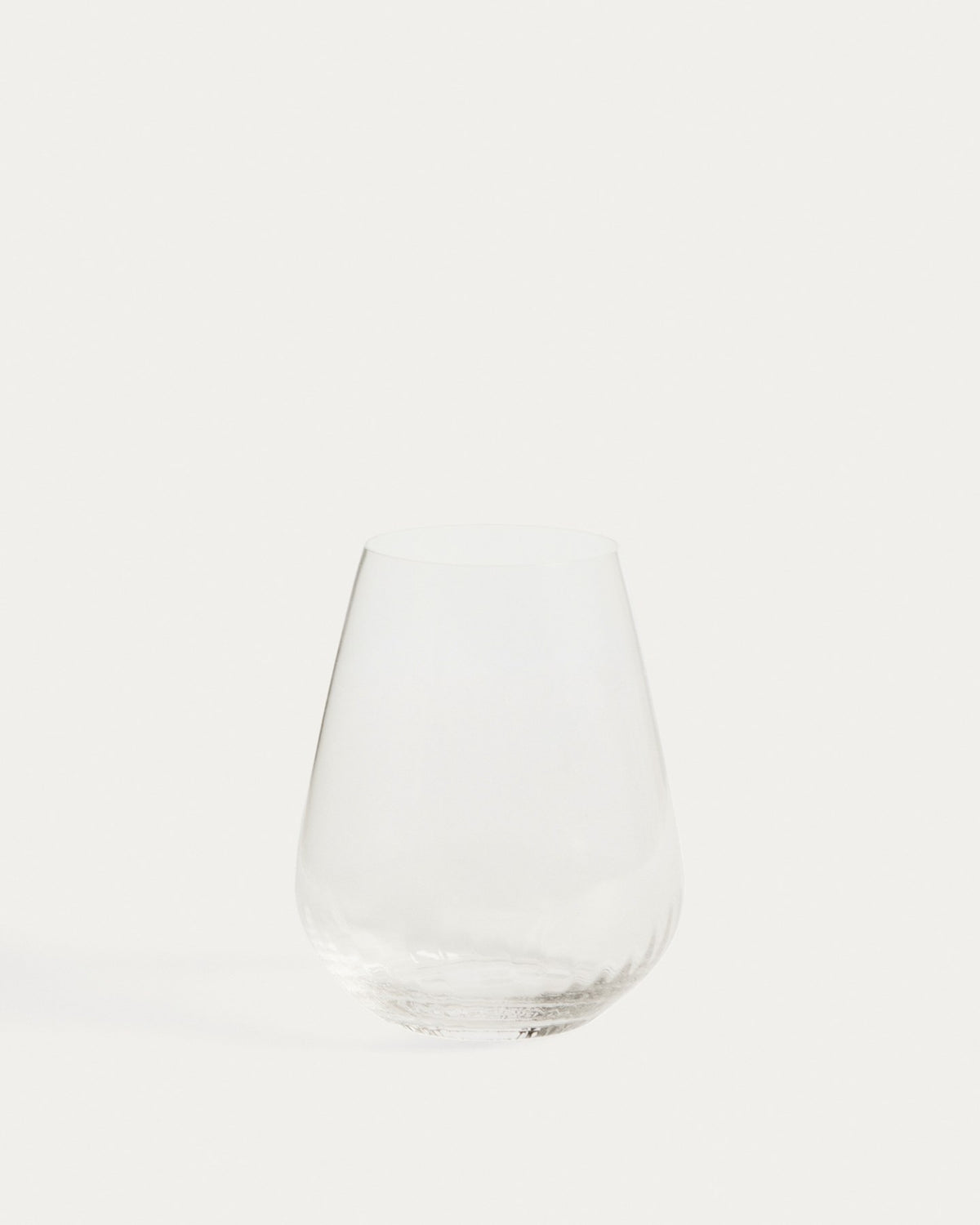 Transparentes Glas Davel aus Klarglas mit abgerundetem Fuss, schlanken Konturen und einem Fassungsvermögen von 42,5 cl von Kave Home.