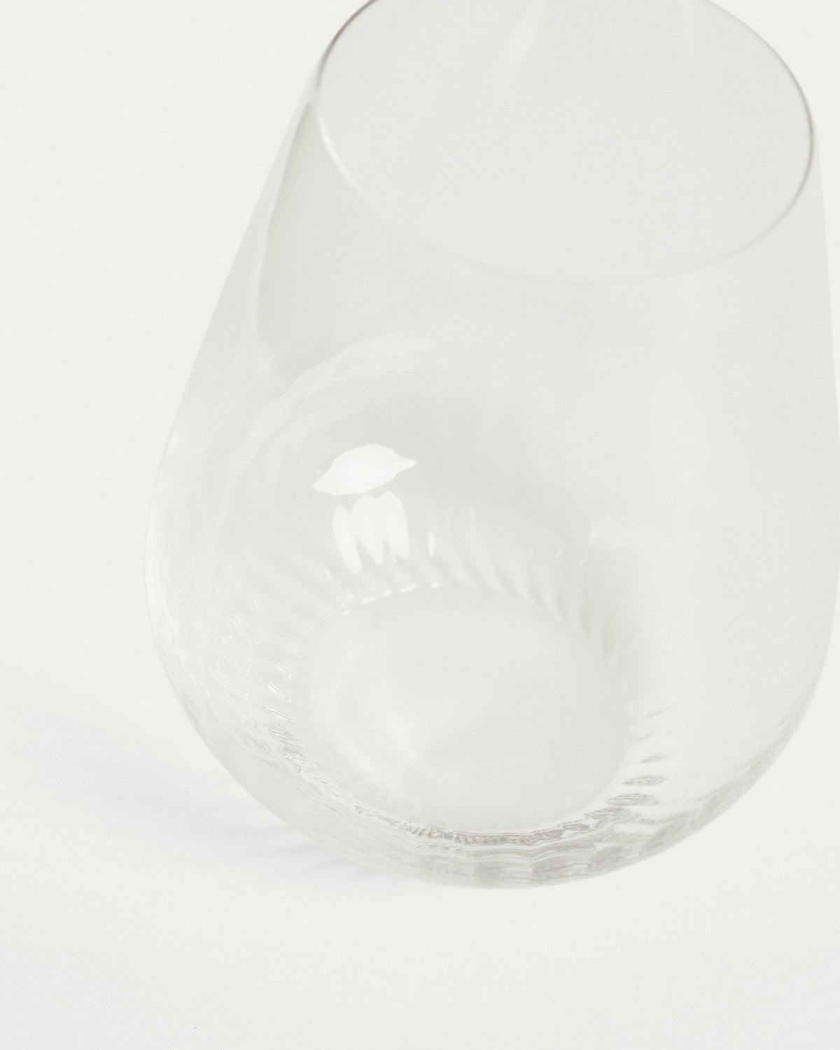 Transparentes Glas Davel aus Klarglas mit abgerundetem Fuss, schlanken Konturen und einem Fassungsvermögen von 42,5 cl von Kave Home.