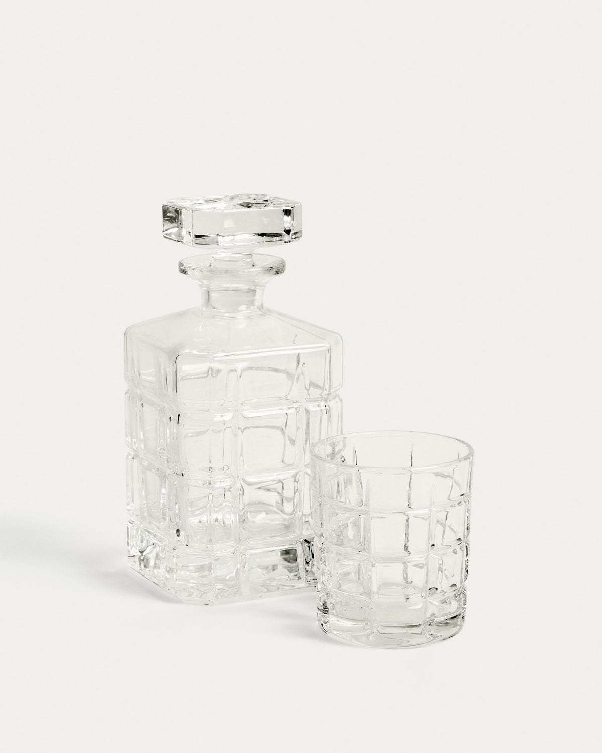 Transparente Glasflasche Talara mit geometrischem Schliff, Fassungsvermögen 80 cl, Höhe 21 cm, auf hellem Hintergrund fotografiert.