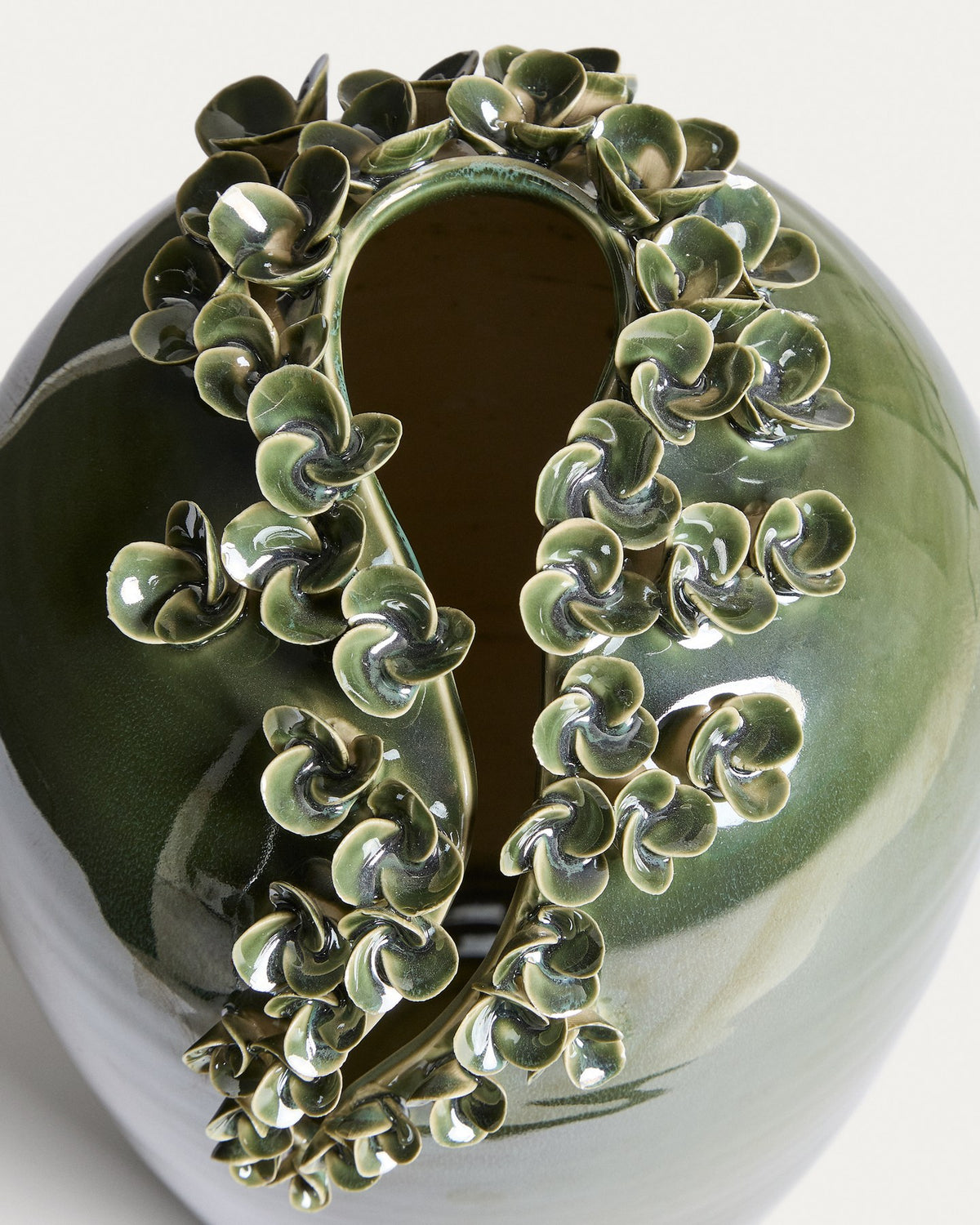 Olivgrüne Keramikvase Ederia aus glasierter Keramik mit floralen, handgeformten Blütenelementen, Durchmesser 33 cm.