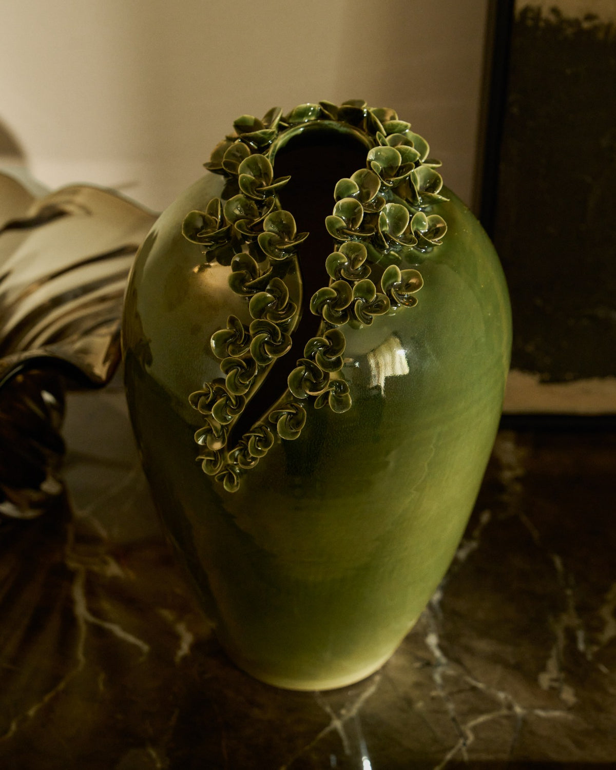Olivgrüne Keramikvase Ederia aus glasierter Keramik mit floralen, handgeformten Blütenelementen, Durchmesser 33 cm.