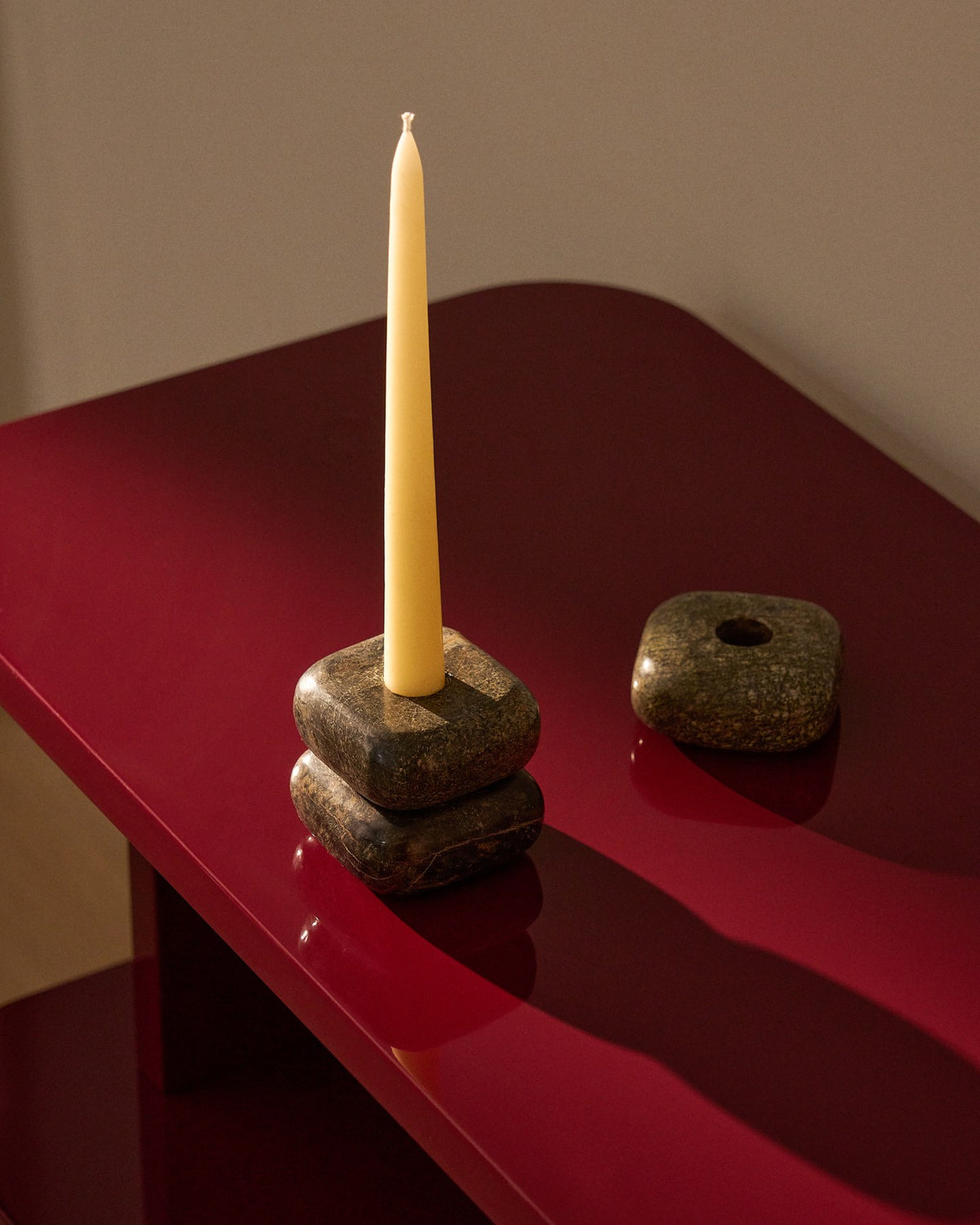 Kleiner Kerzenständer aus grünem Marmor mit quadratischer Form, Masse 8x8x8 cm, Naturstein mit individueller Maserung.