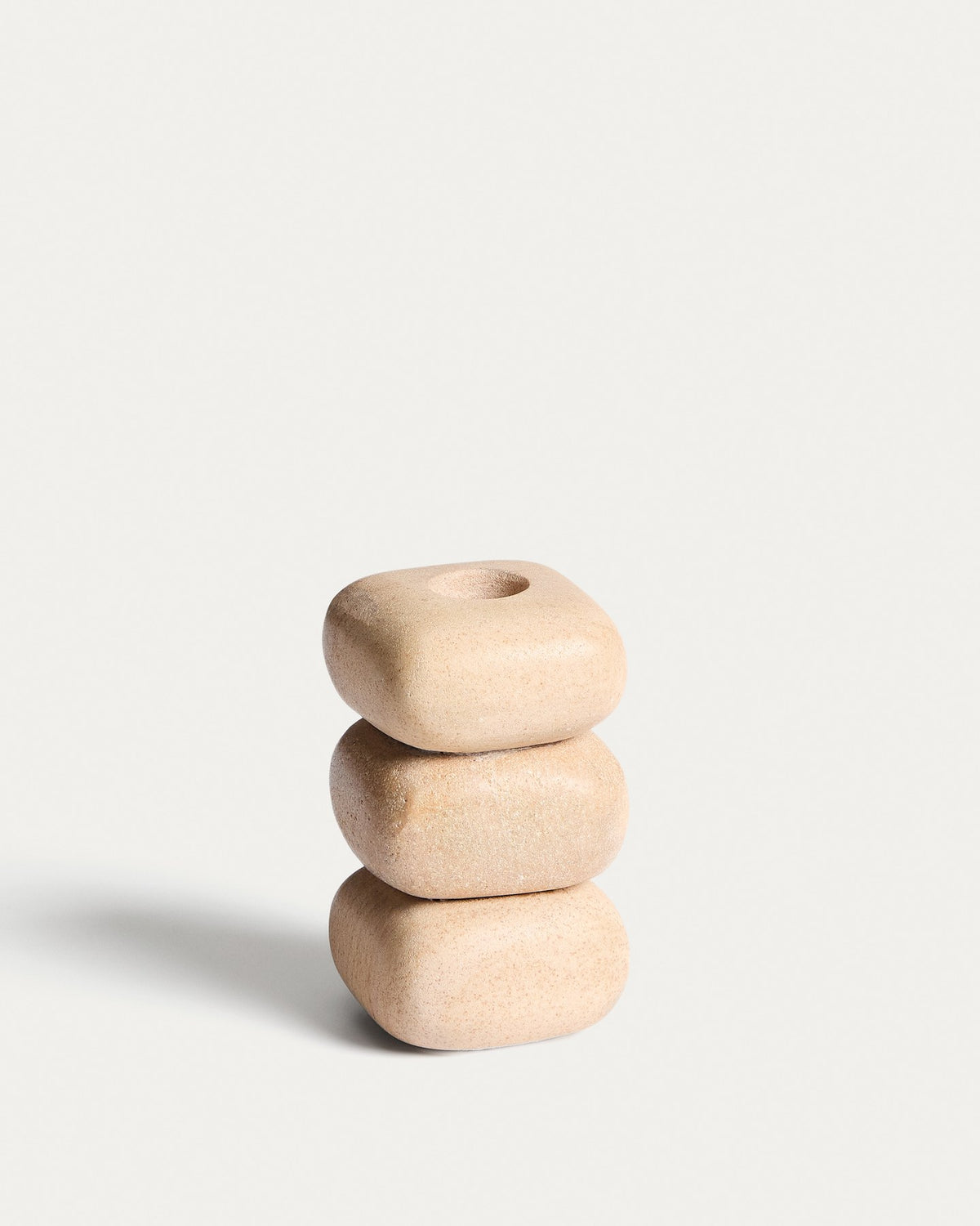 Kerzenständer Liren aus beigem Sandstein, handgefertigt, quadratische Grundform, Höhe 11 cm, Naturstein mit individueller Maserung.