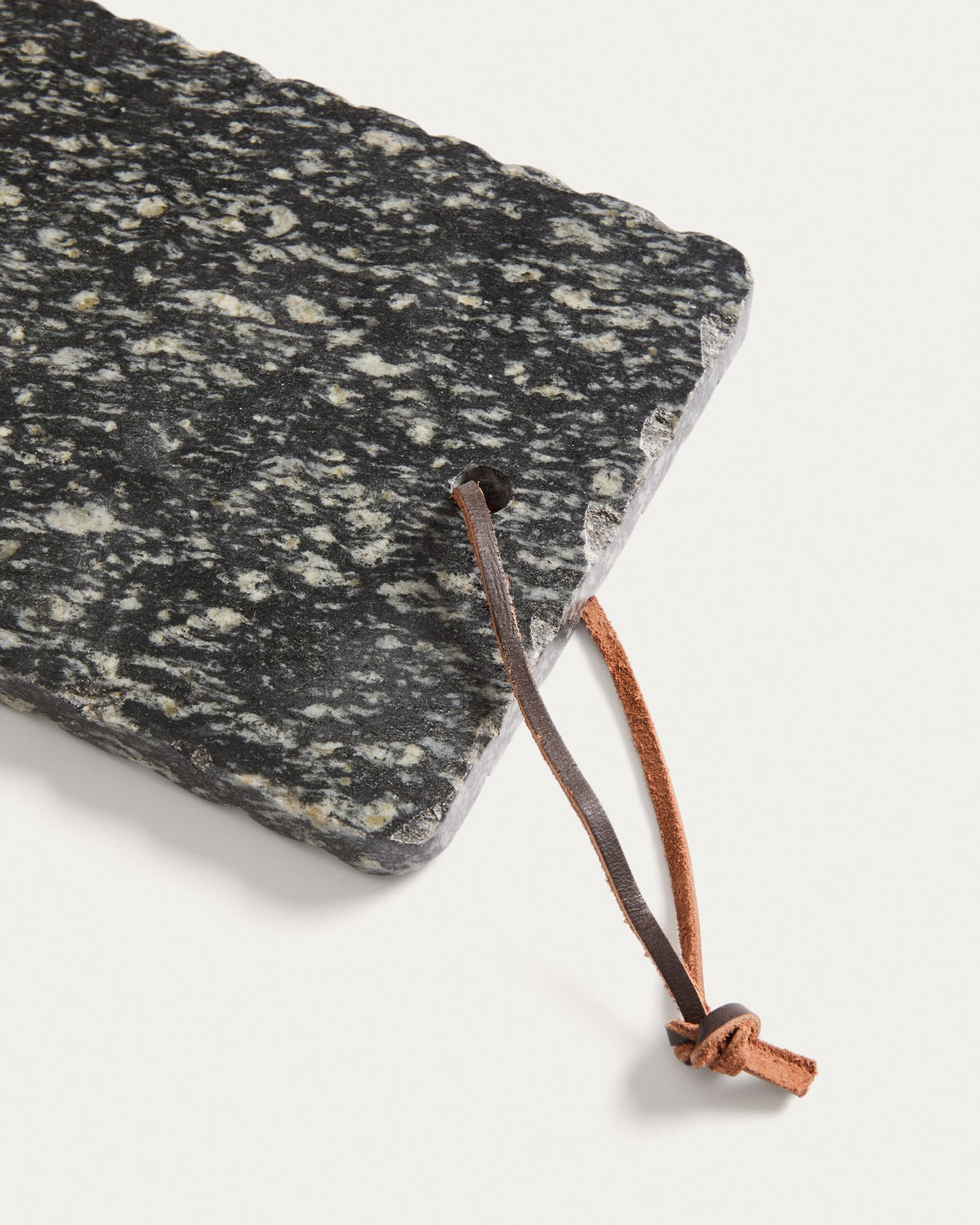Servierbrett Arlena von Kave Home aus dunkelgrauem Granit, rechteckige Form mit natürlicher Maserung, Masse 38 x 15 cm.