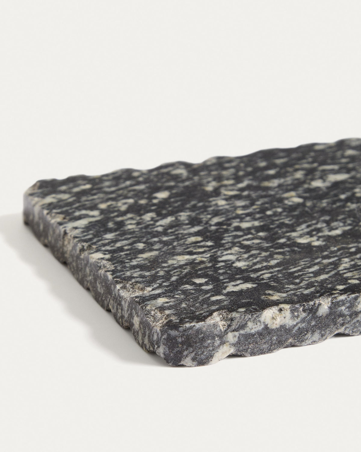 Servierbrett Arlena von Kave Home aus dunkelgrauem Granit, rechteckige Form mit natürlicher Maserung, Masse 38 x 15 cm.