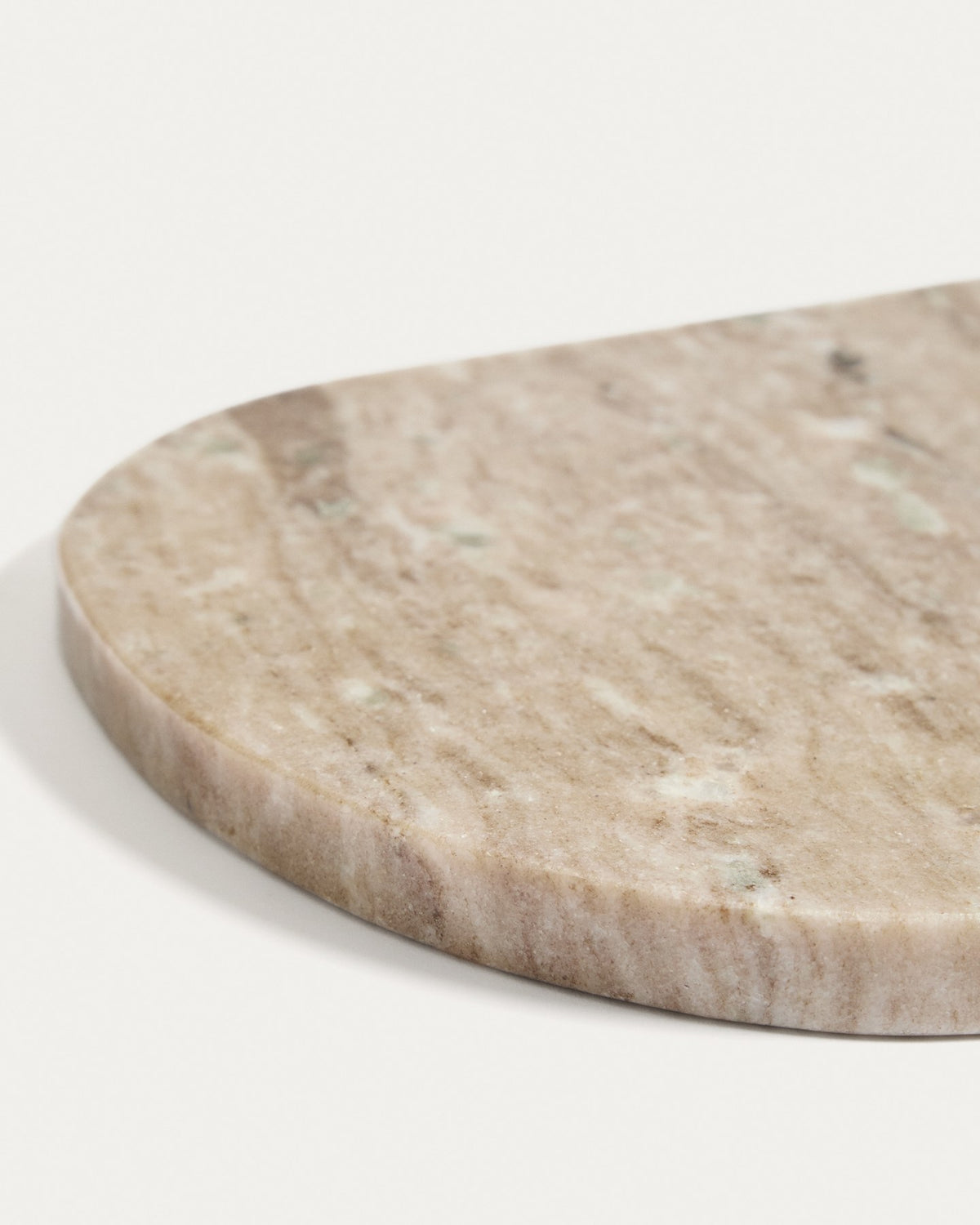Rechteckiges Servierbrett aus beigem Marmor mit natürlicher Maserung, Masse 30 x 23 x 2 cm, Hersteller Kave Home.