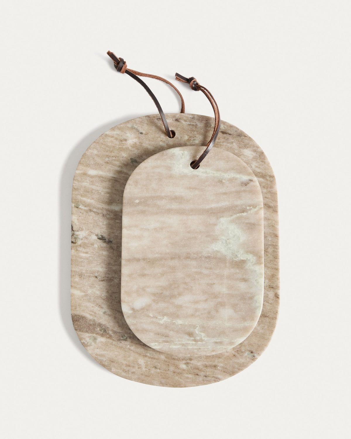 Rechteckiges Servierbrett aus beigem Marmor mit natürlicher Maserung und Farbvariation, Masse 23 x 15 x 2 cm, Hersteller Kave Home.