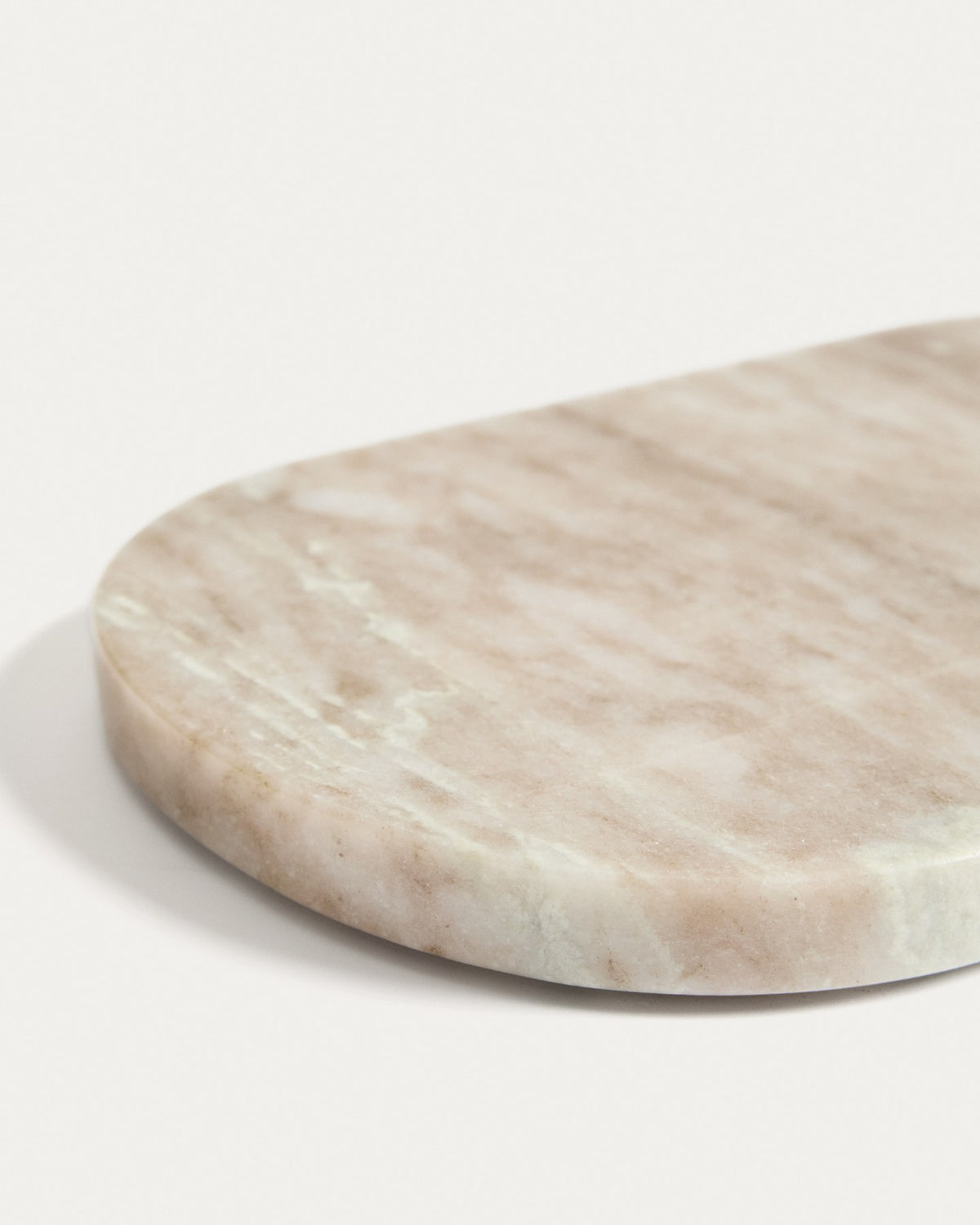 Rechteckiges Servierbrett aus beigem Marmor mit natürlicher Maserung und Farbvariation, Masse 23 x 15 x 2 cm, Hersteller Kave Home.