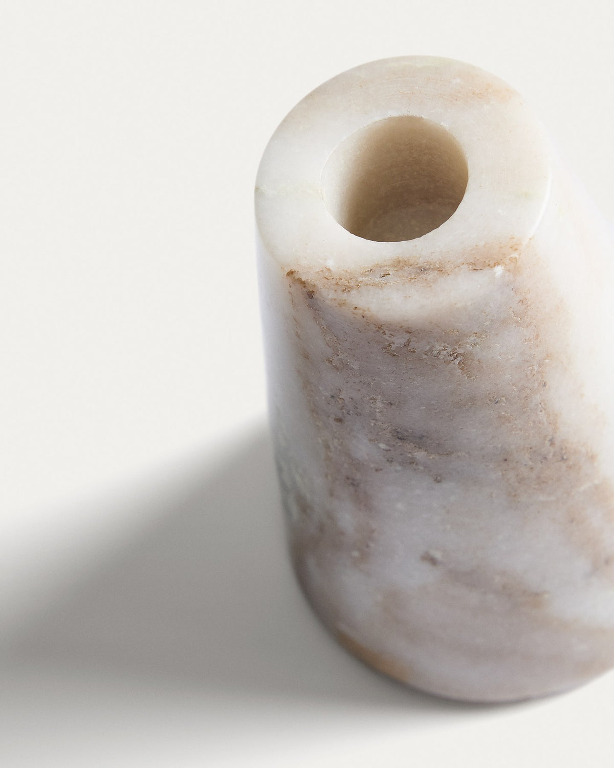 Kerzenständer Trevia aus weissem, elfenbeinfarbenem Marmor mit runder Form und glatter Oberfläche, Höhe 10 cm, handgefertigt.