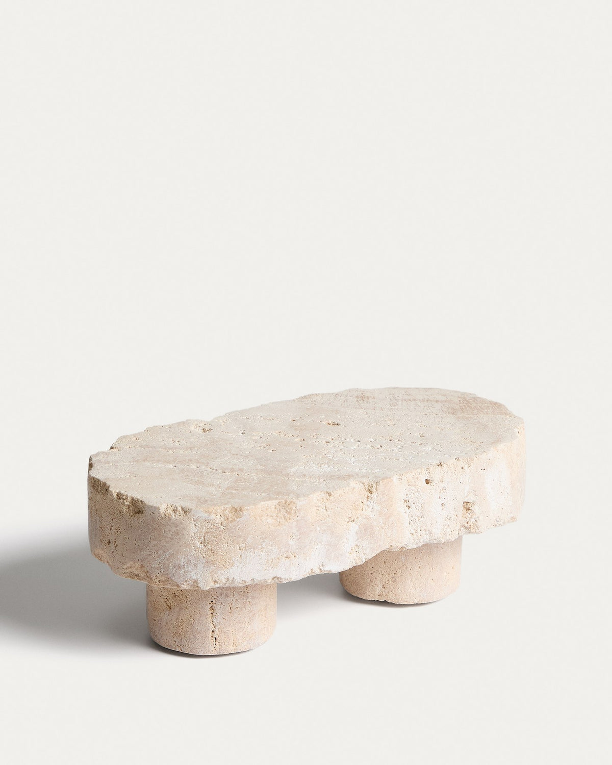 Beige Schale aus rohem Travertin mit unregelmässiger Oberfläche und natürlicher Marmorierung, Tafelaufsatz Zuno von Kave Home.
