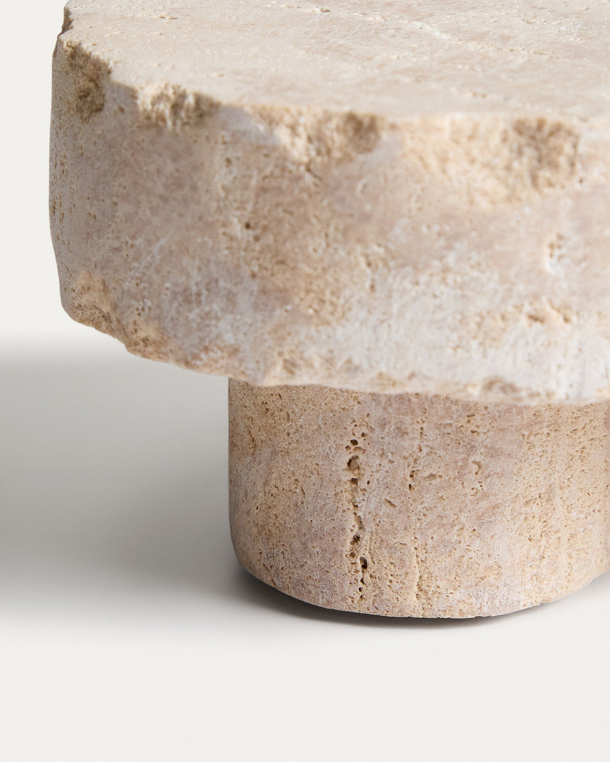 Beige Schale aus rohem Travertin mit unregelmässiger Oberfläche und natürlicher Marmorierung, Tafelaufsatz Zuno von Kave Home.