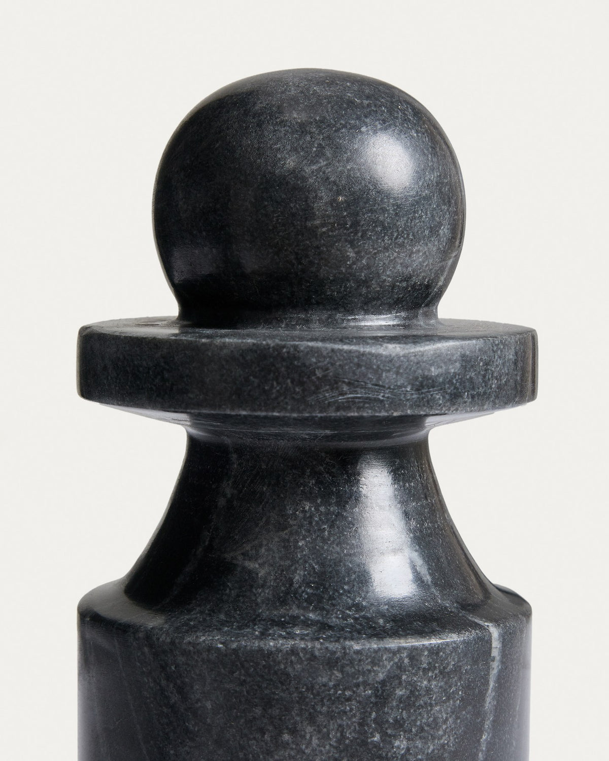 Graue Marmorskulptur Elvora von Kave Home mit schlichter, massiver Form, aufgenommen vor neutralem Hintergrund zur Ansicht der natürlichen Maserung.