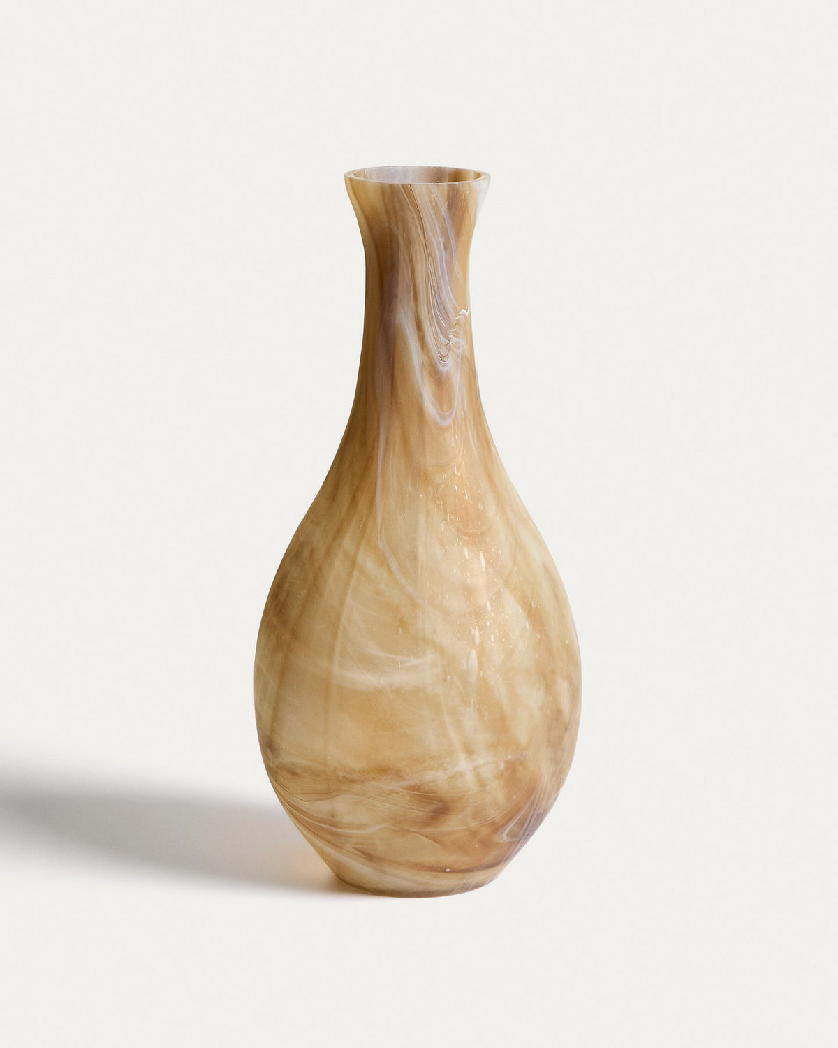 Braun-beige Glas-Vase Nerola mit geschwungener Form und Maserungseffekt, Höhe 46 cm, handgefertigt im Formgussverfahren.