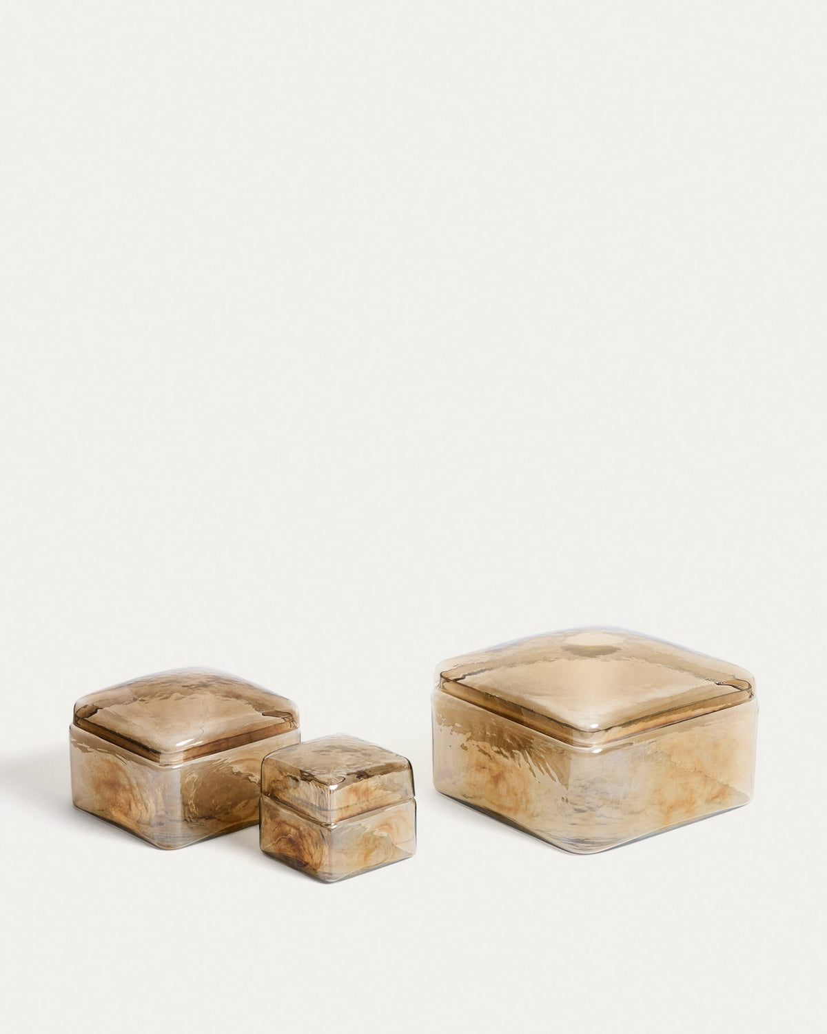 Dekorative Box Aveli von Kave Home aus Kristallglas in irisierendem Beige, quadratische Form, 9 x 9 cm, handgefertigt im Formgussverfahren.