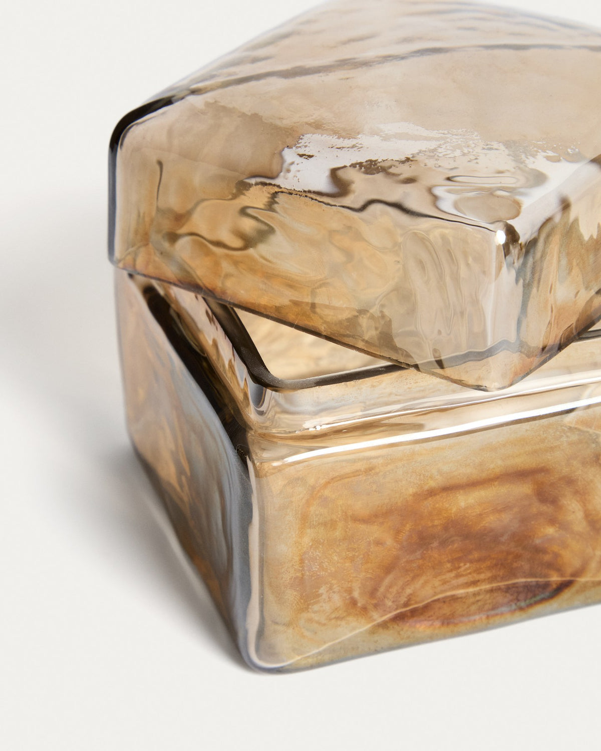 Dekorative Box Aveli von Kave Home aus Kristallglas in irisierendem Beige, quadratische Form, 9 x 9 cm, handgefertigt im Formgussverfahren.